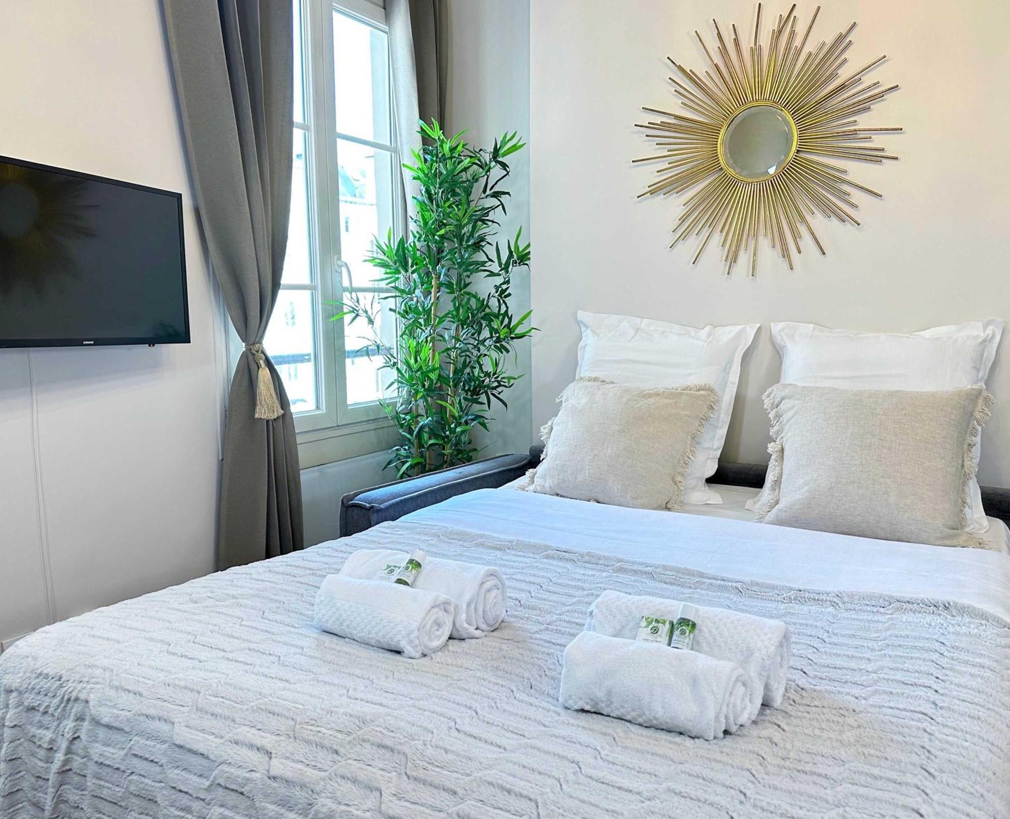 1579 - Eiffel Tower Gem, Stylish & Unique Apartment *