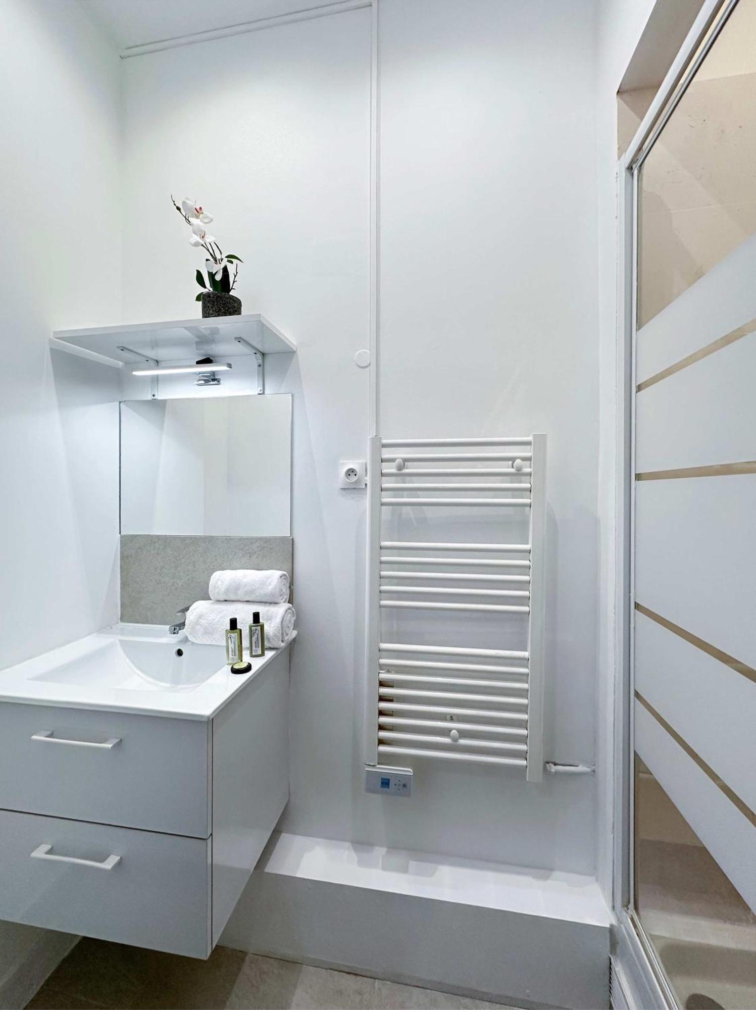 Renovated Champs-elysees Retreat Apartment Paris