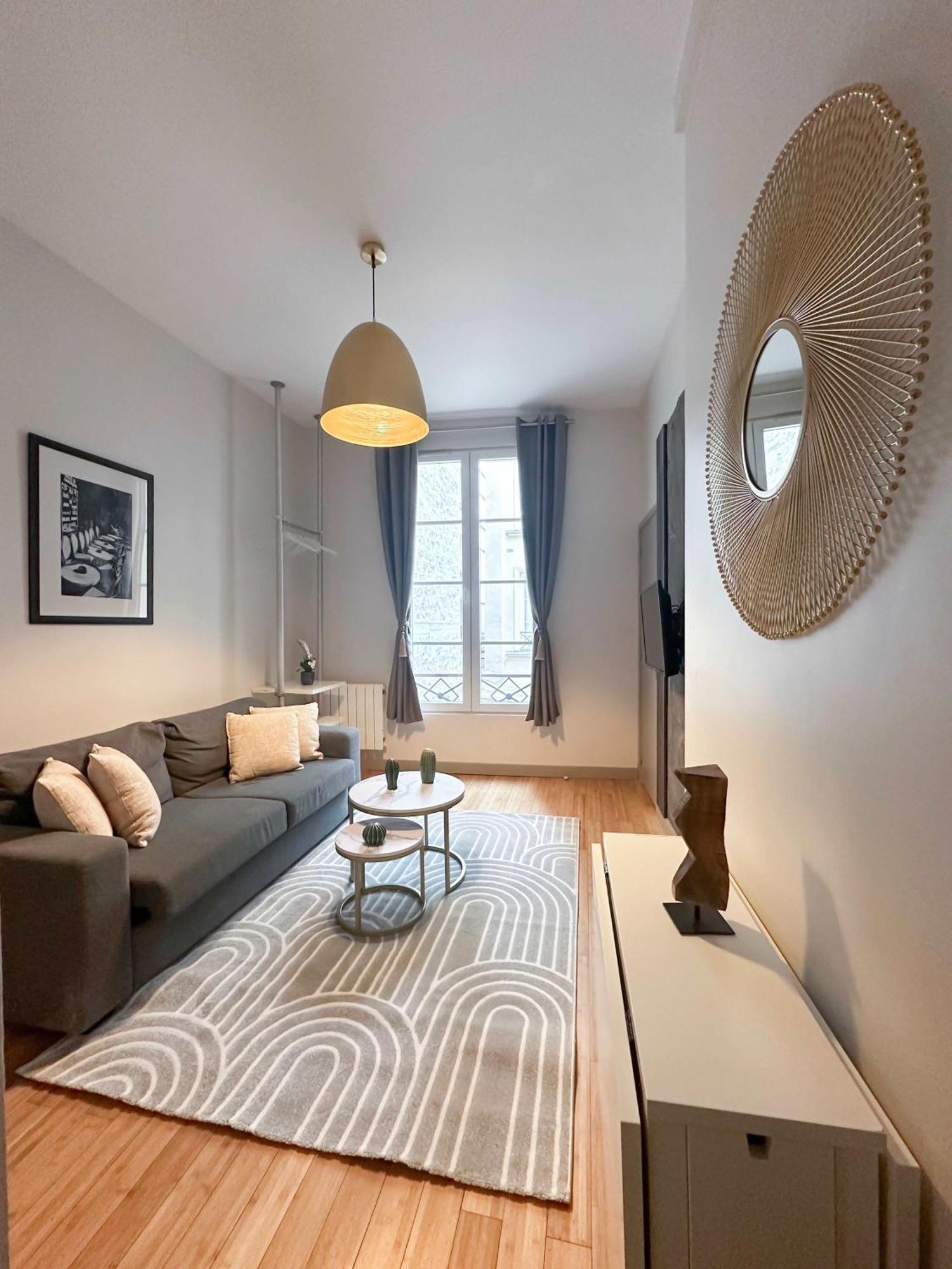 Renovated Champs-elysees Retreat *