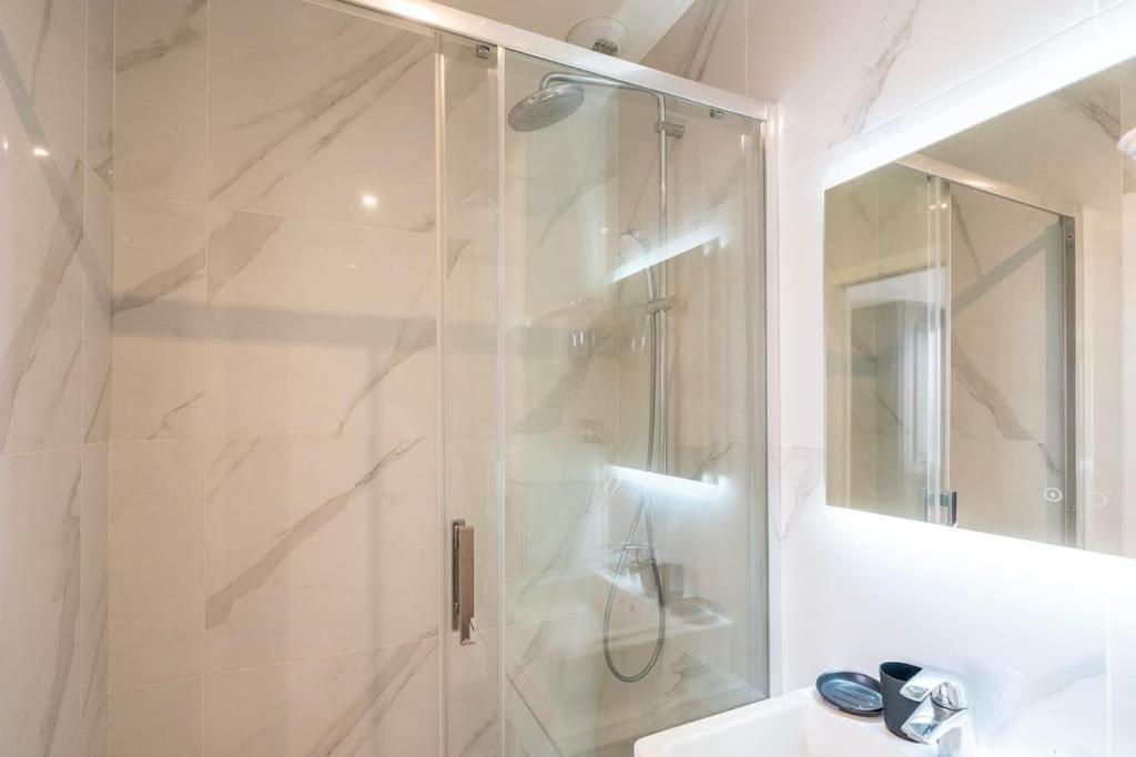 Luxurious With Stylish Design And Comfort - 104 Appartamento Parigi