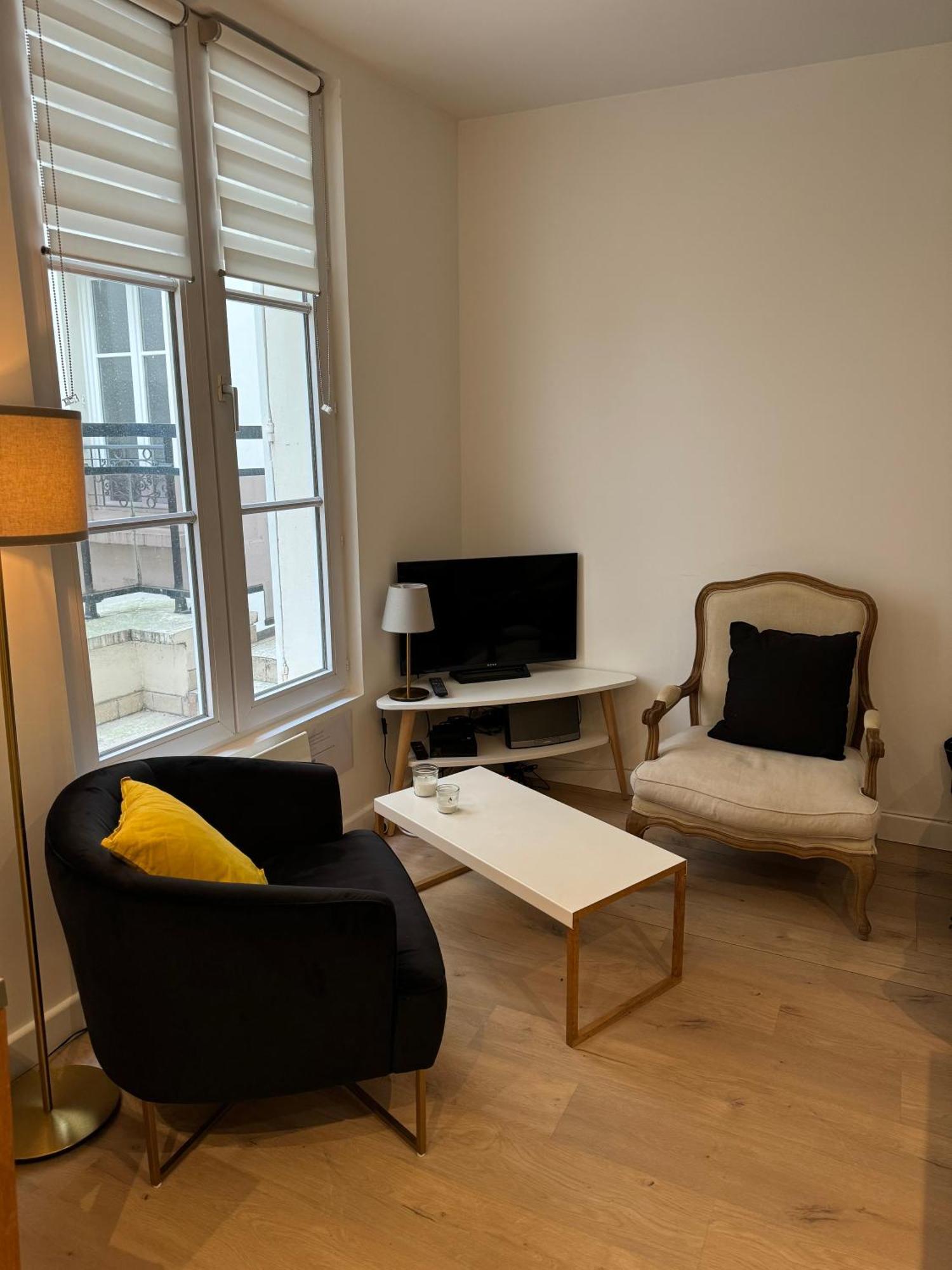 Entier Aux Abbesses - Montmartre - Flat In Montmartre