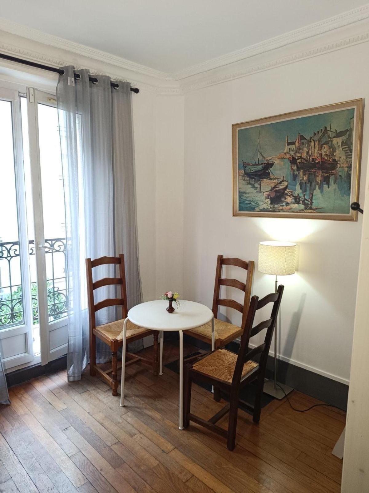 Privees Dans Un De 2 Pieces A 13e Hostel *