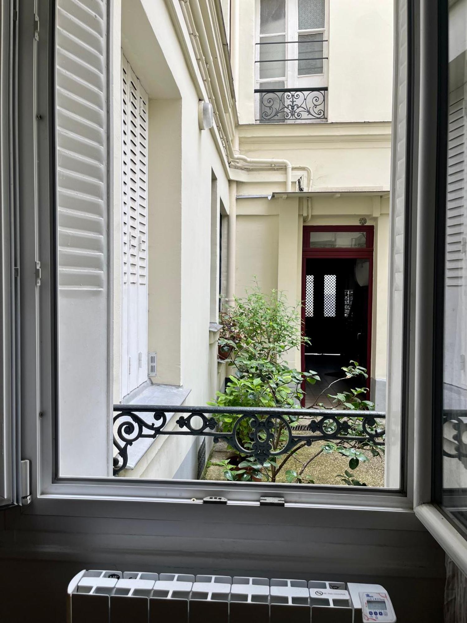 In Montmartre, Paris, Near Sacre-coeur Read Host Profile For Booking Parigi