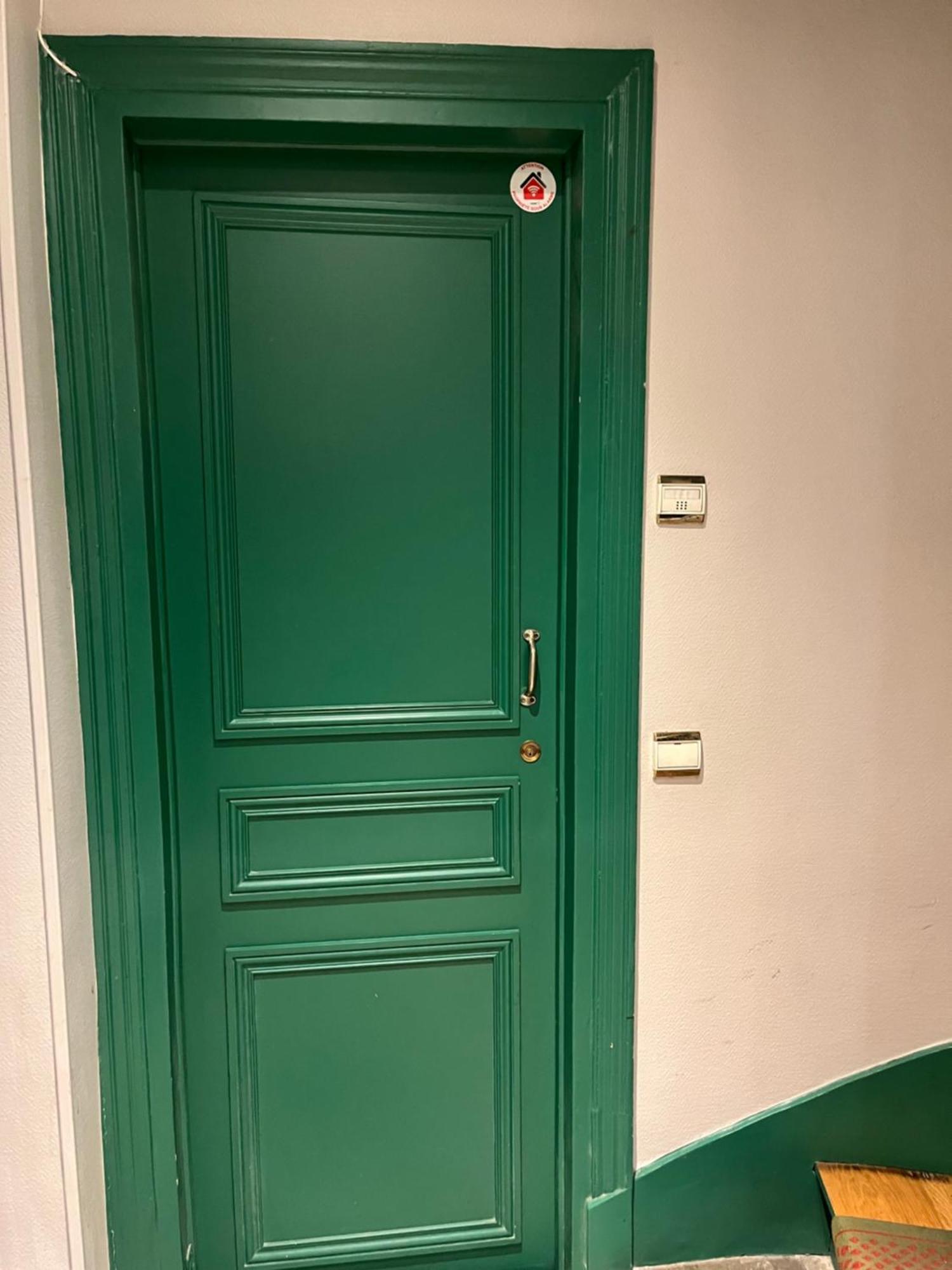 Entier Aux Abbesses - Montmartre - Flat In Montmartre Paris