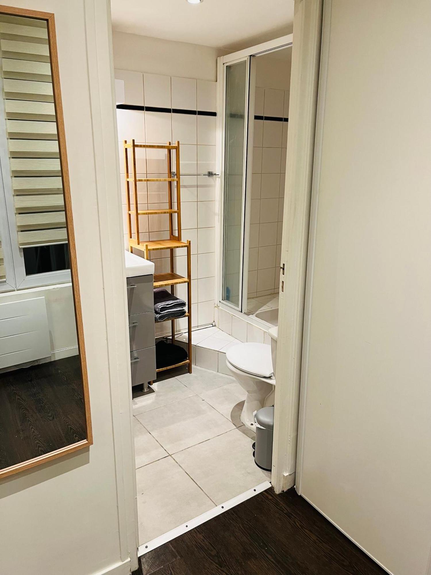 Entier Aux Abbesses - Montmartre - Flat In Montmartre Paris
