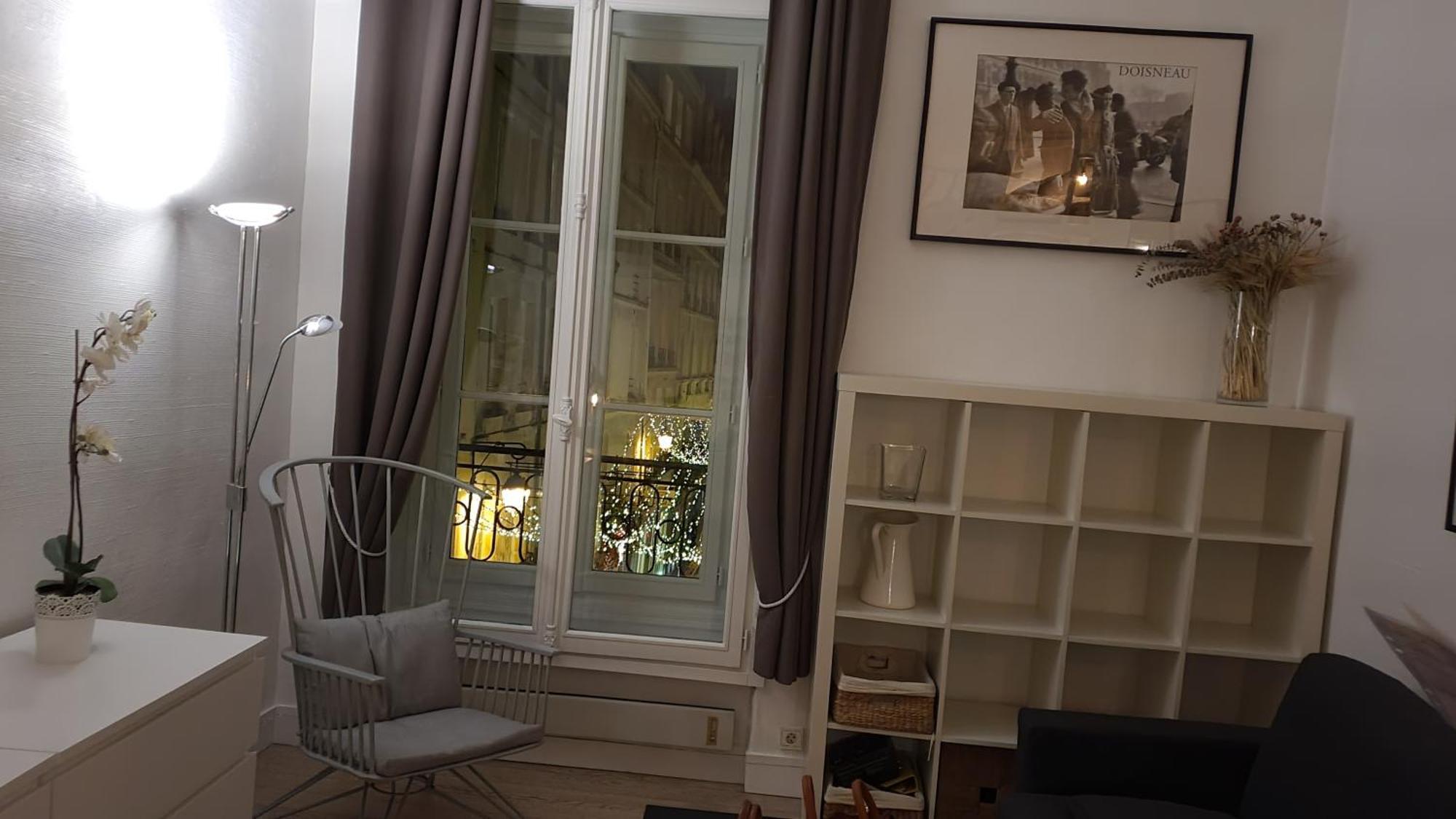 1 Minute Gare Montparnasse , Center , Front Metro,close To Eiffel Tour And Louvre Meusm