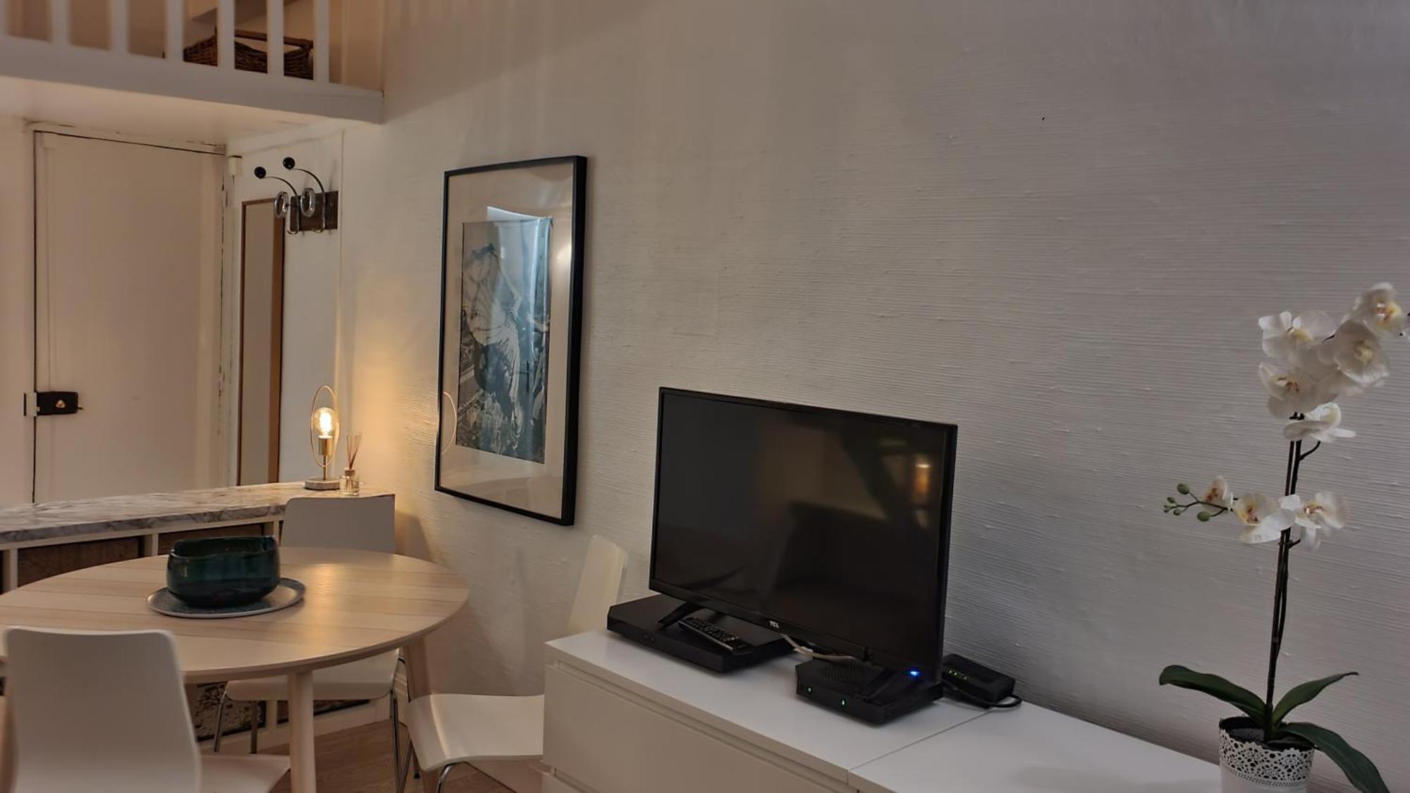 1 Minute Gare Montparnasse , Center , Front Metro,close To Eiffel Tour And Louvre Meusm Appartamento