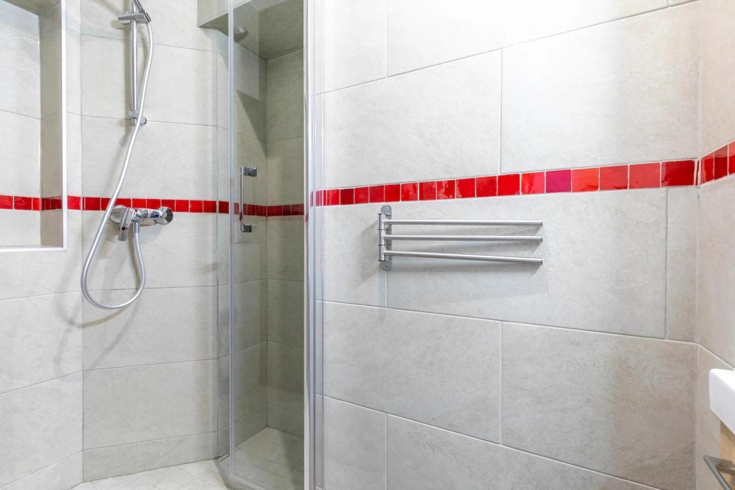 Gare Du Nord Confortable Pied A Terre Avec Patio Appartamento *