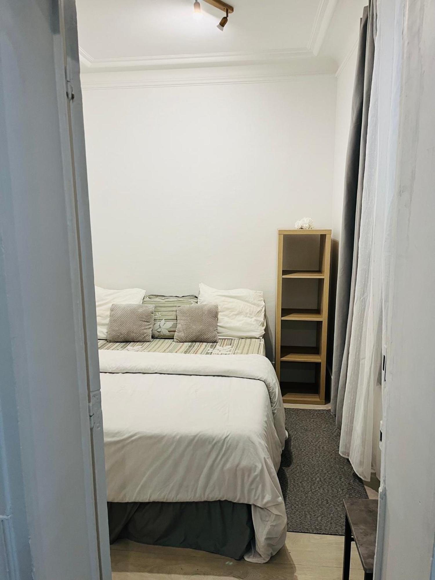 In Montmartre, Paris, Near Sacre-coeur Read Host Profile For Booking Alloggio in famiglia *