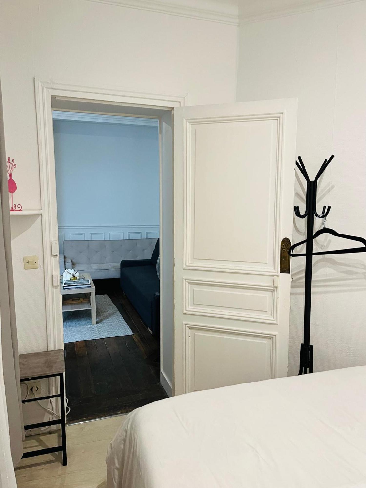 Alloggio in famiglia In Montmartre, Paris, Near Sacre-coeur Read Host Profile For Booking