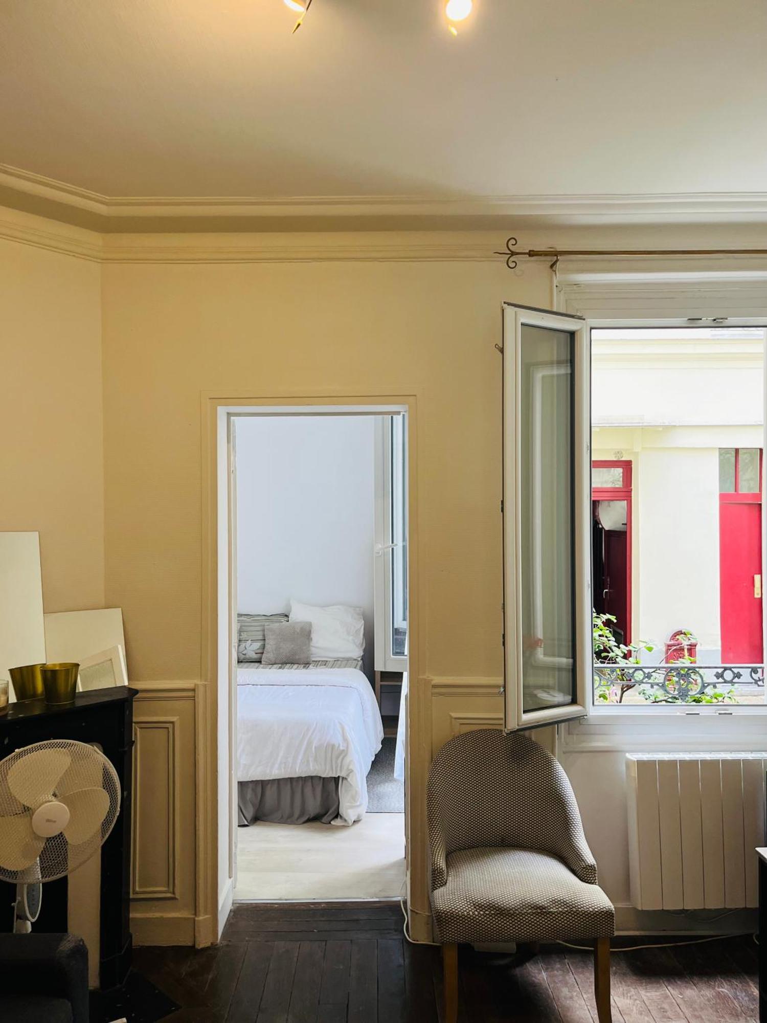 In Montmartre, Paris, Near Sacre-coeur Read Host Profile For Booking Alloggio in famiglia *