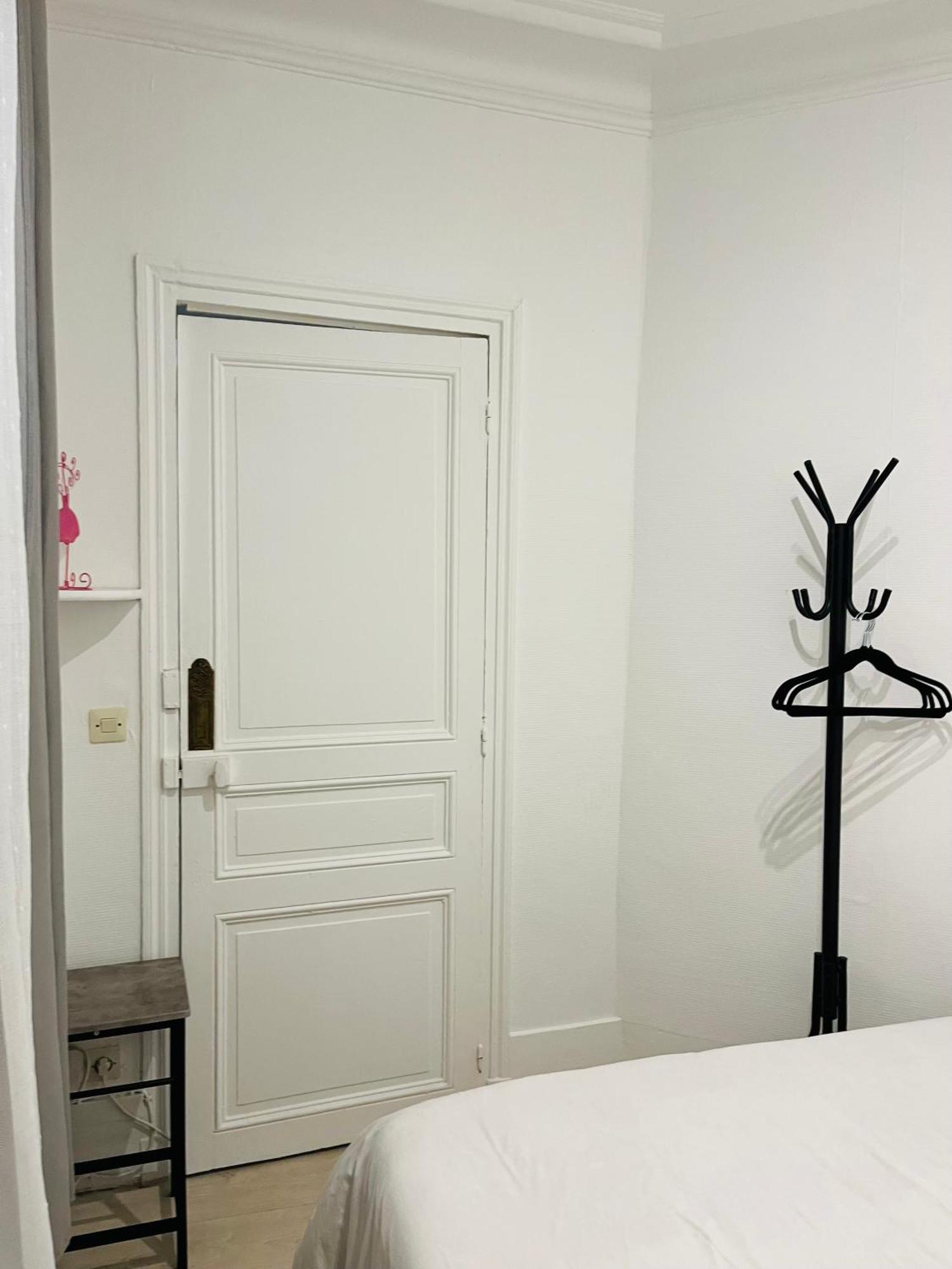 In Montmartre, Paris, Near Sacre-coeur Read Host Profile For Booking Alloggio in famiglia Parigi