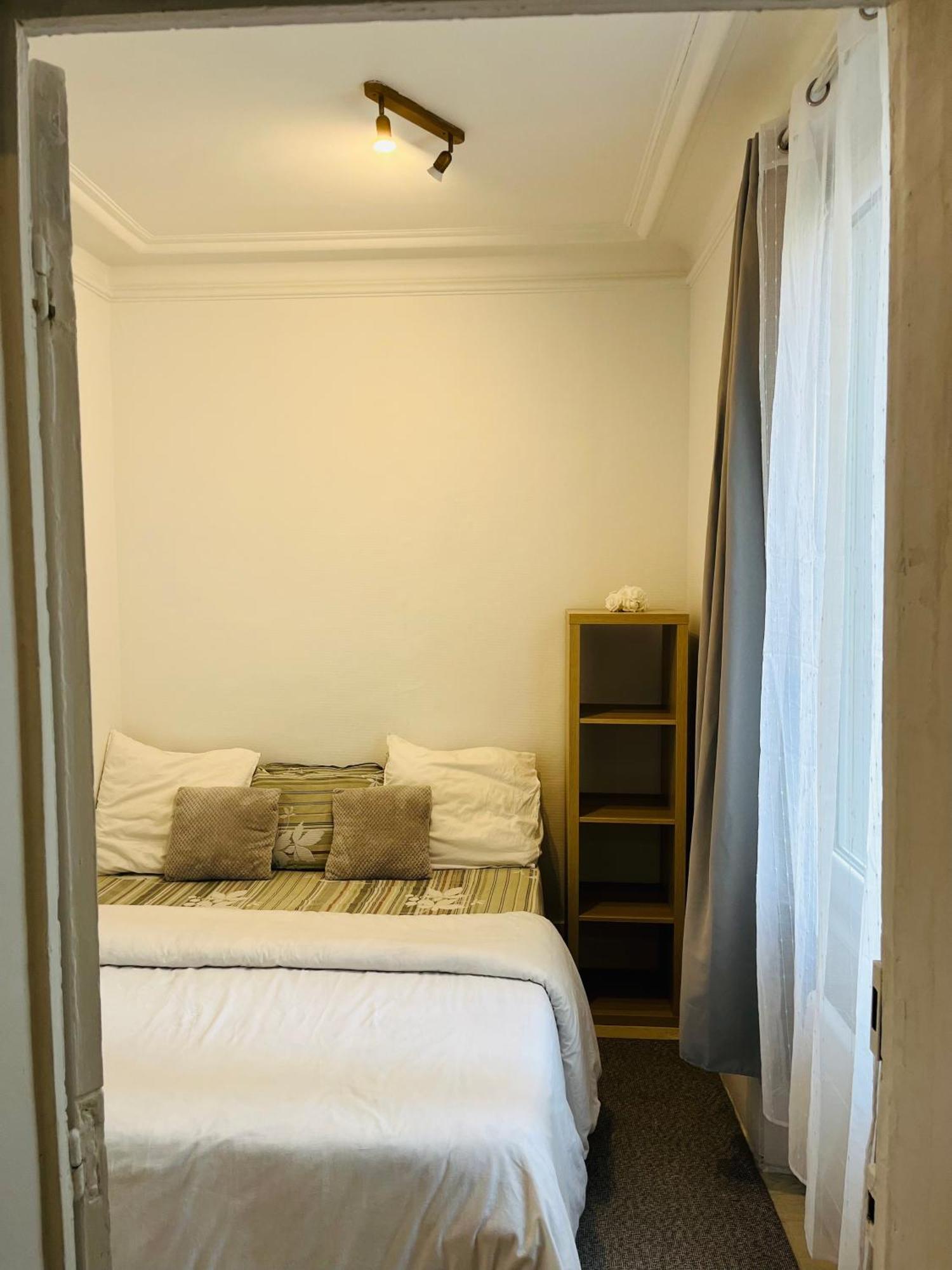 Alloggio in famiglia In Montmartre, Paris, Near Sacre-coeur Read Host Profile For Booking