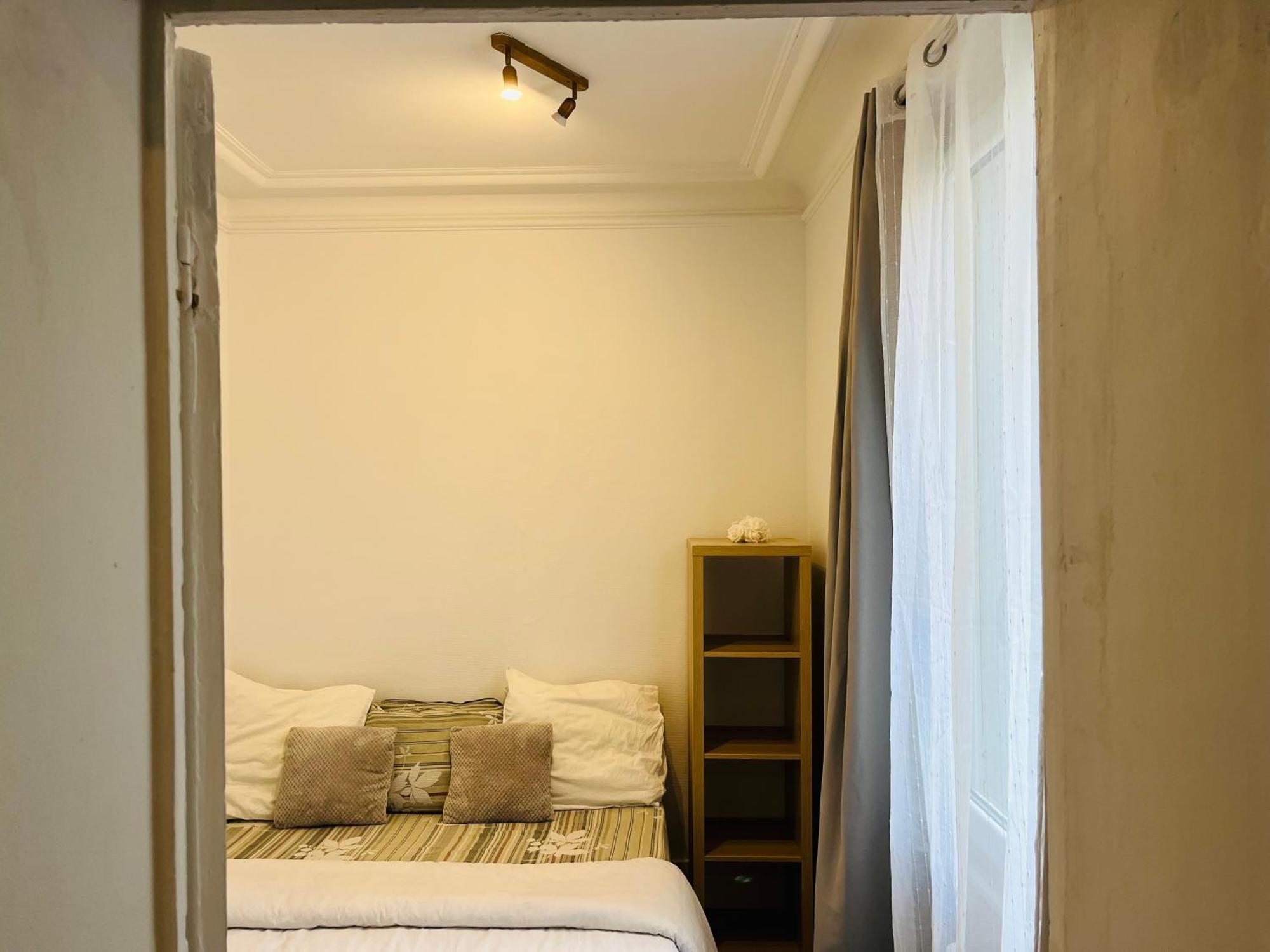 In Montmartre, Paris, Near Sacre-coeur Read Host Profile For Booking Alloggio in famiglia *