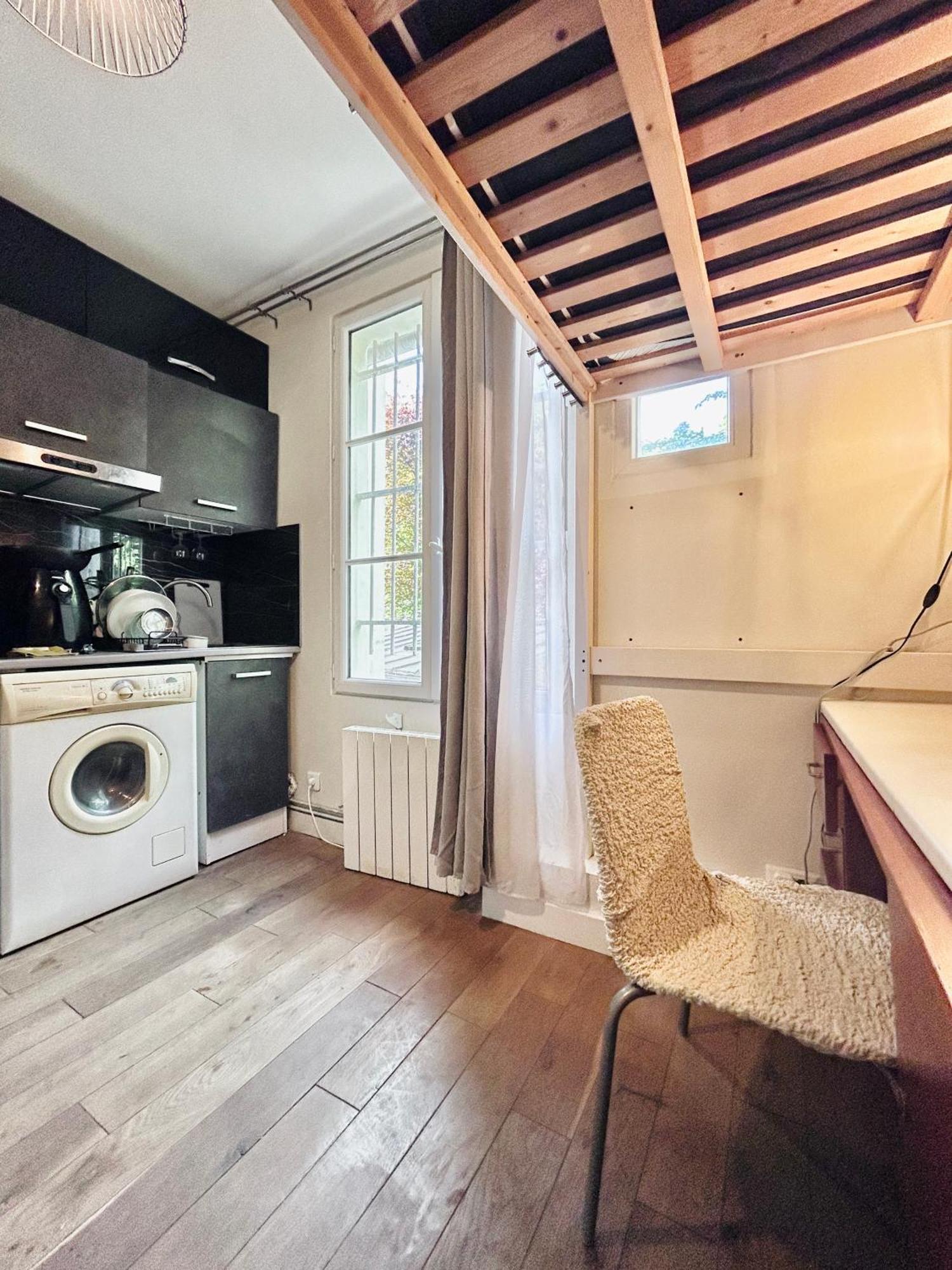 Studette Pour Etudiante, Proche De La Tour Eiffel Apartment