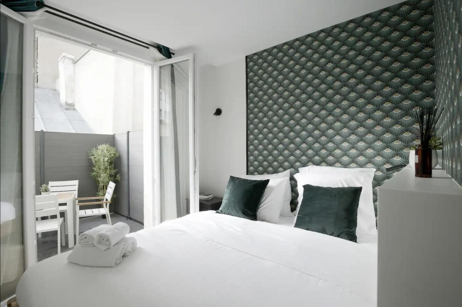 Enchanting Parisian *