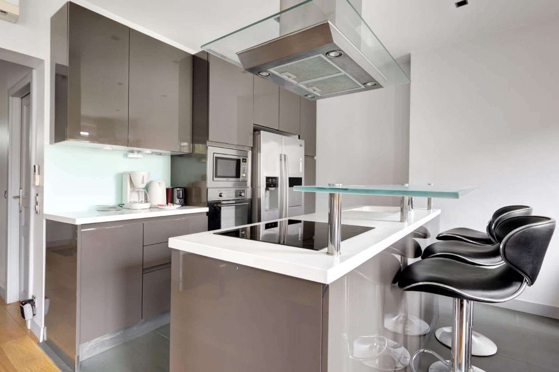 Moderne Avec Cuisine Equipee Et Balcon * Parigi