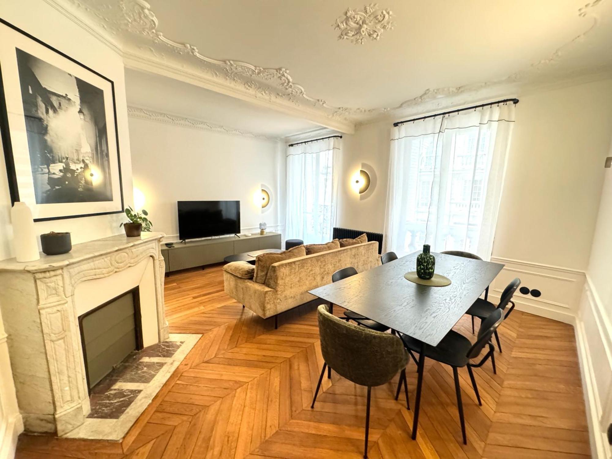 Parisian Luxury Style - Heart Of Montparnasse Apartment *