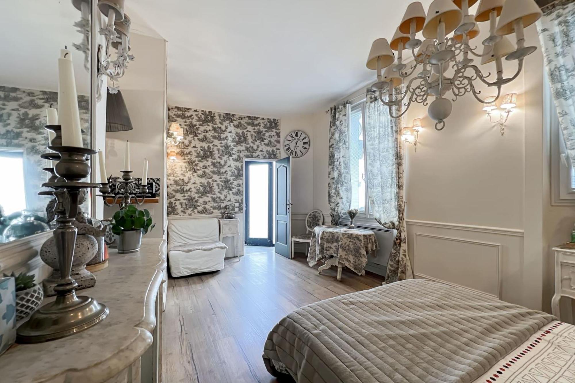 Charming In The Heart Of Parigi