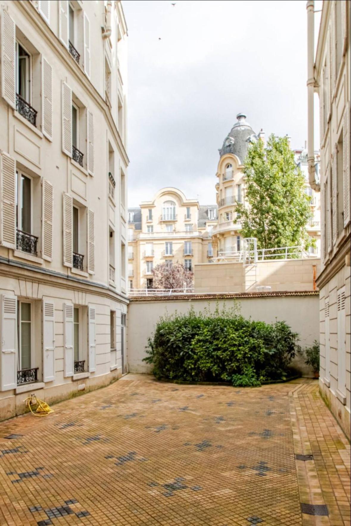 Very Chic Next To Trocadero And Eiffel Tower *