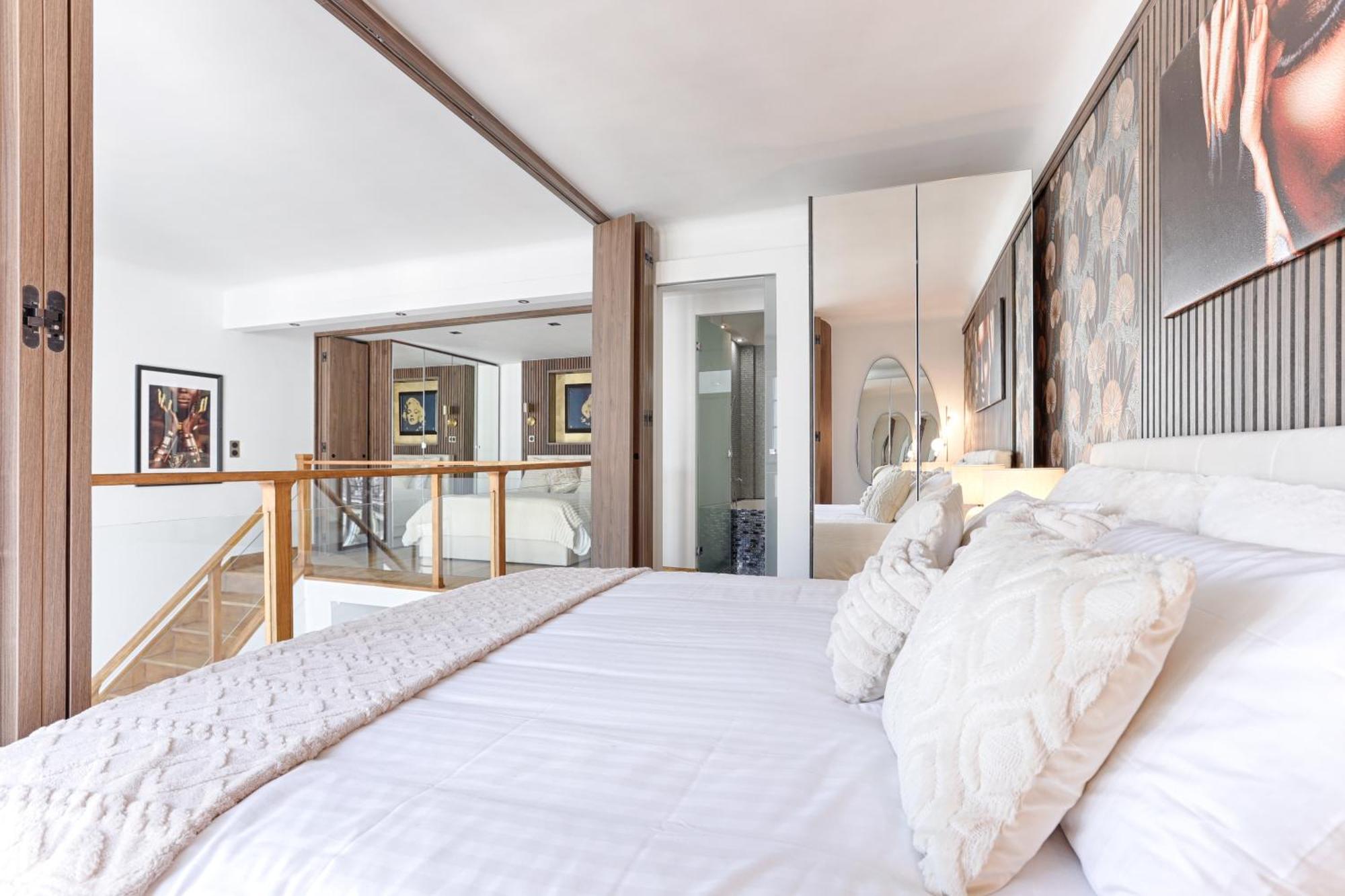 Duplex A Deux Pas Des Champs Elysee Parigi