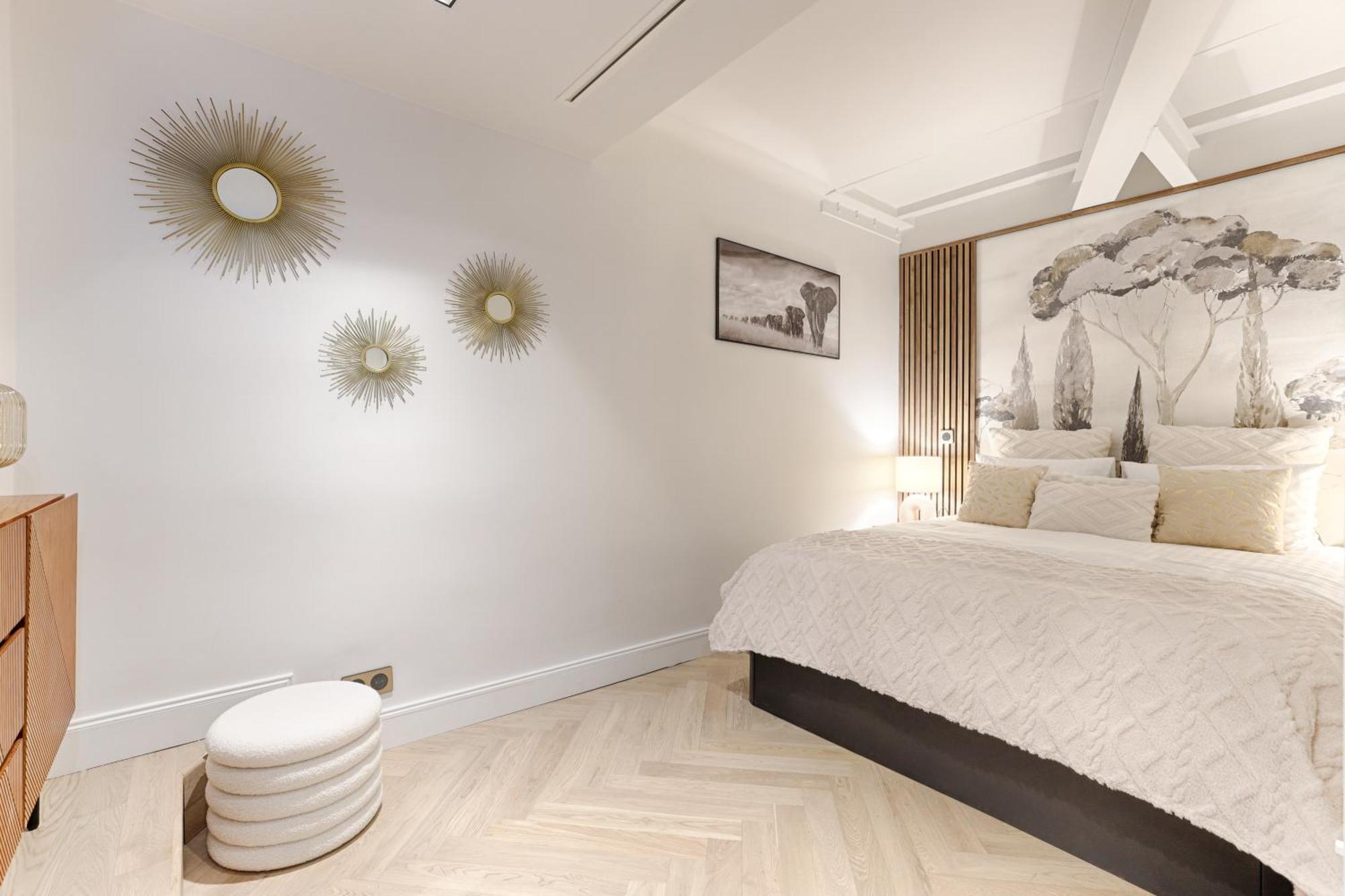 Duplex A Deux Pas Des Champs Elysee * Parigi