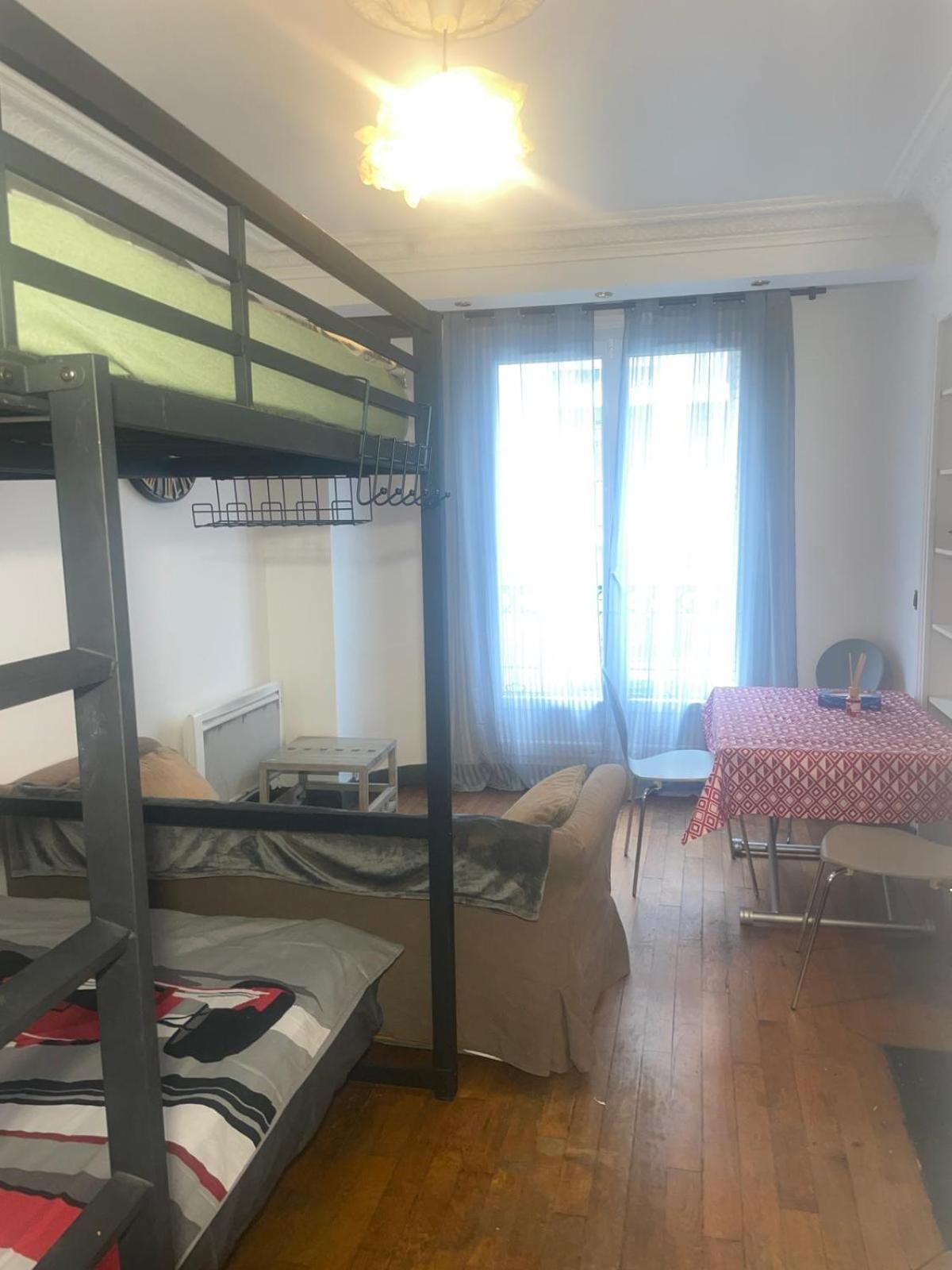 Hostel Privees Dans Un De 2 Pieces A 13e