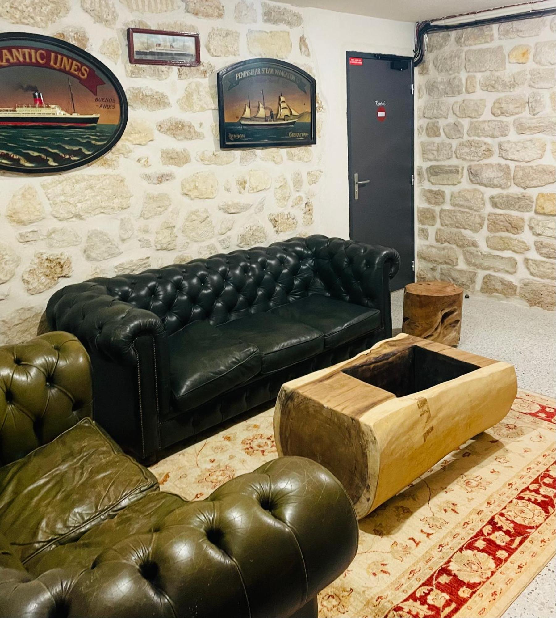 Fraternity-hotel Paris