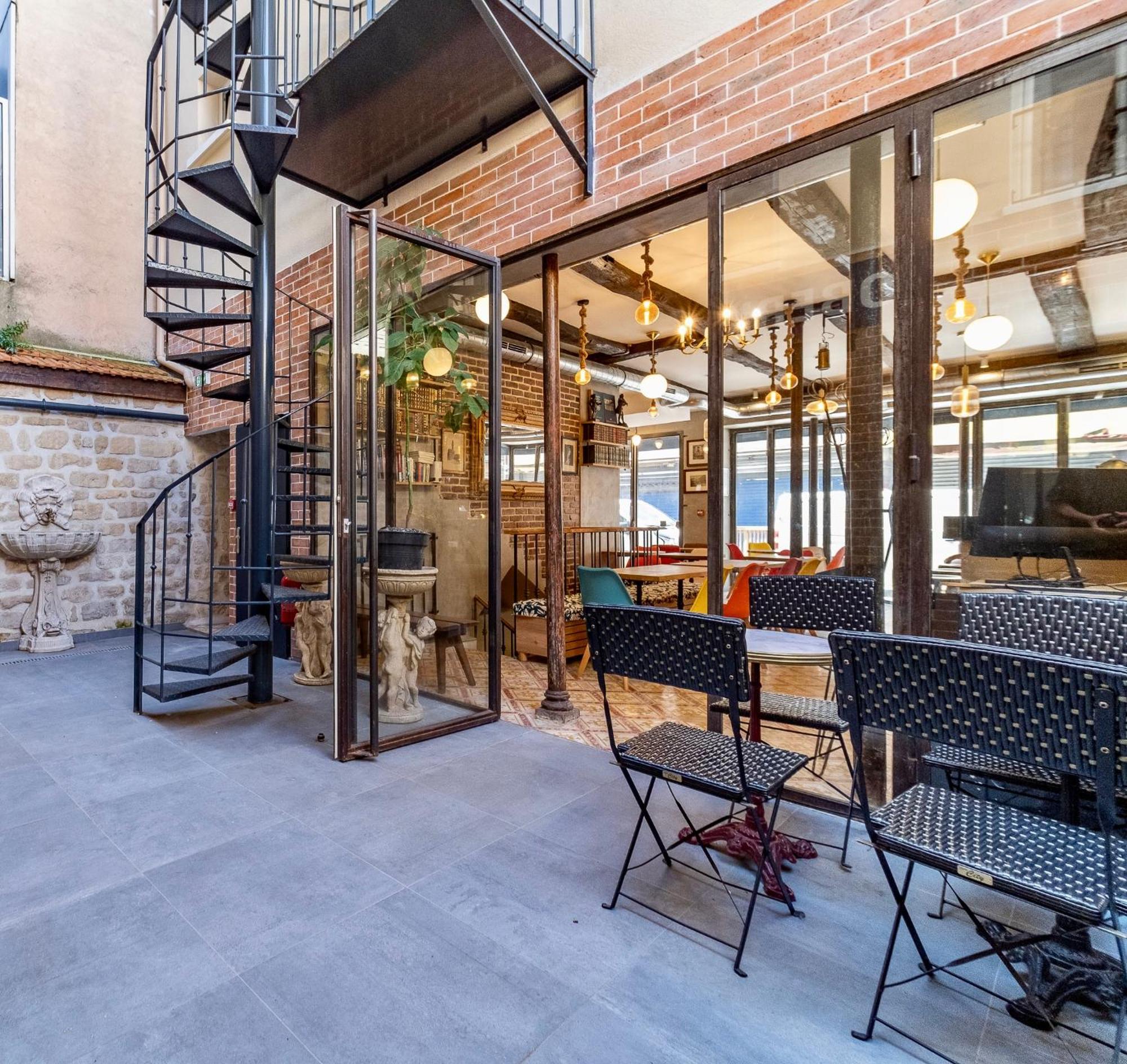 Fraternity-hotel *