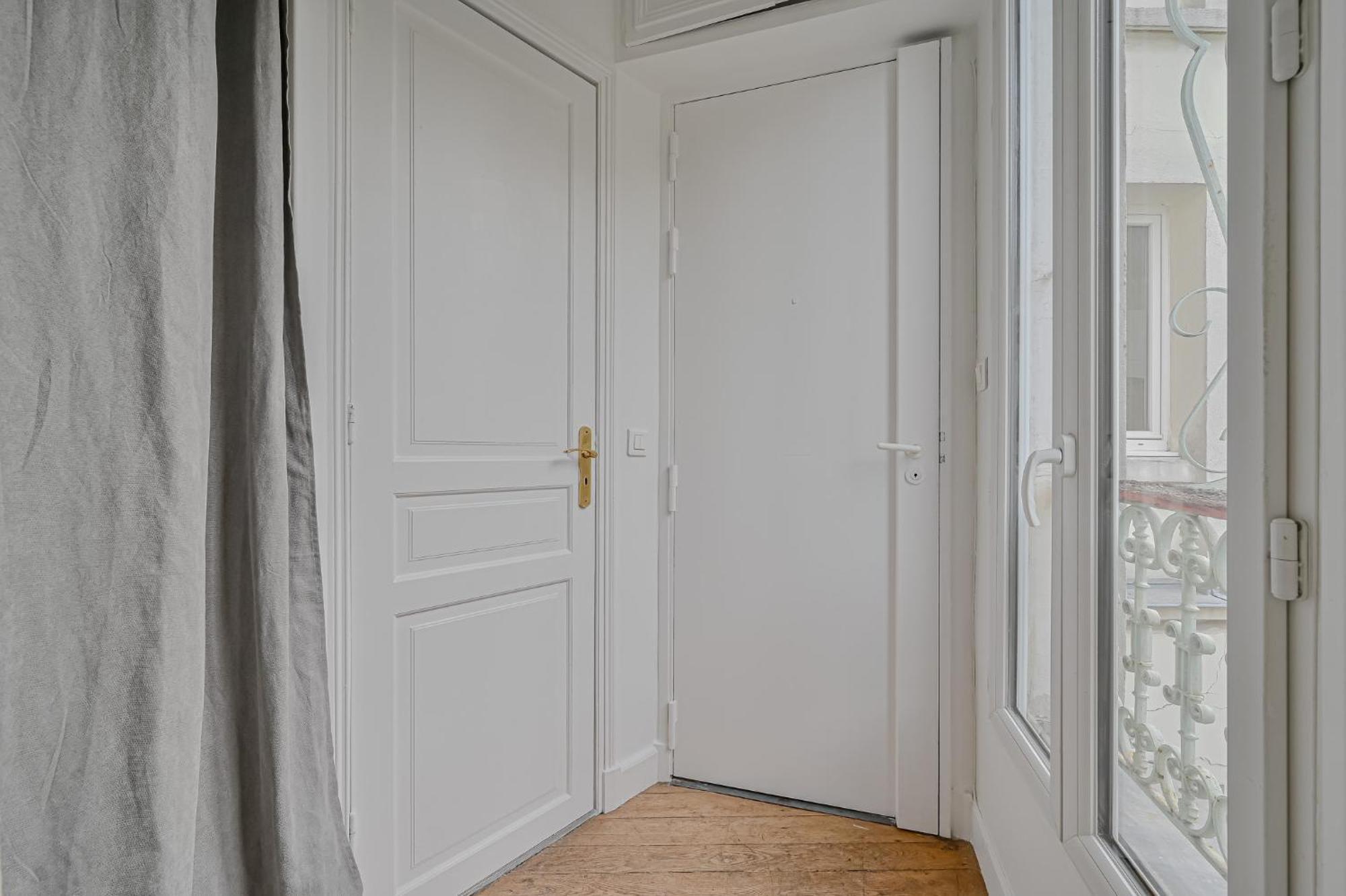 Le Poetique Niche Au Pied Du Sacre-coeur Parigi