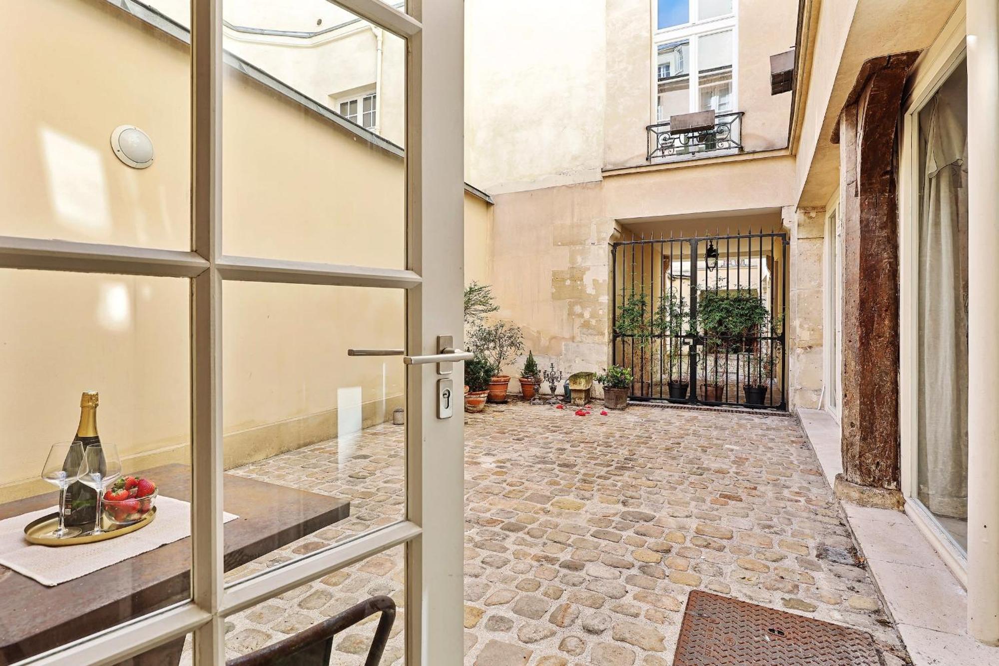 Le Marais & Place Des Vosges - Cityapartmentstay Parigi