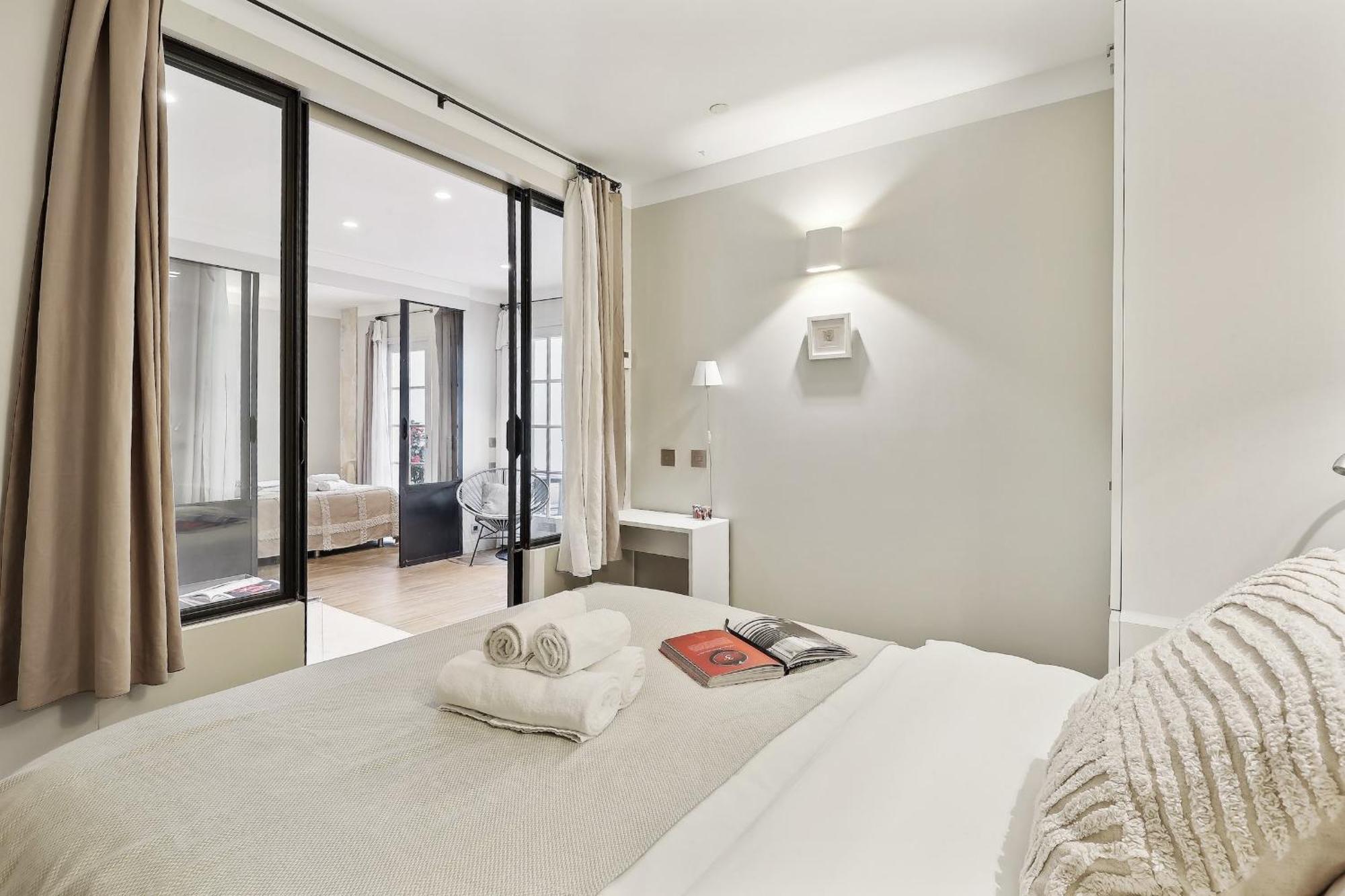 Le Marais & Place Des Vosges - Cityapartmentstay Parigi