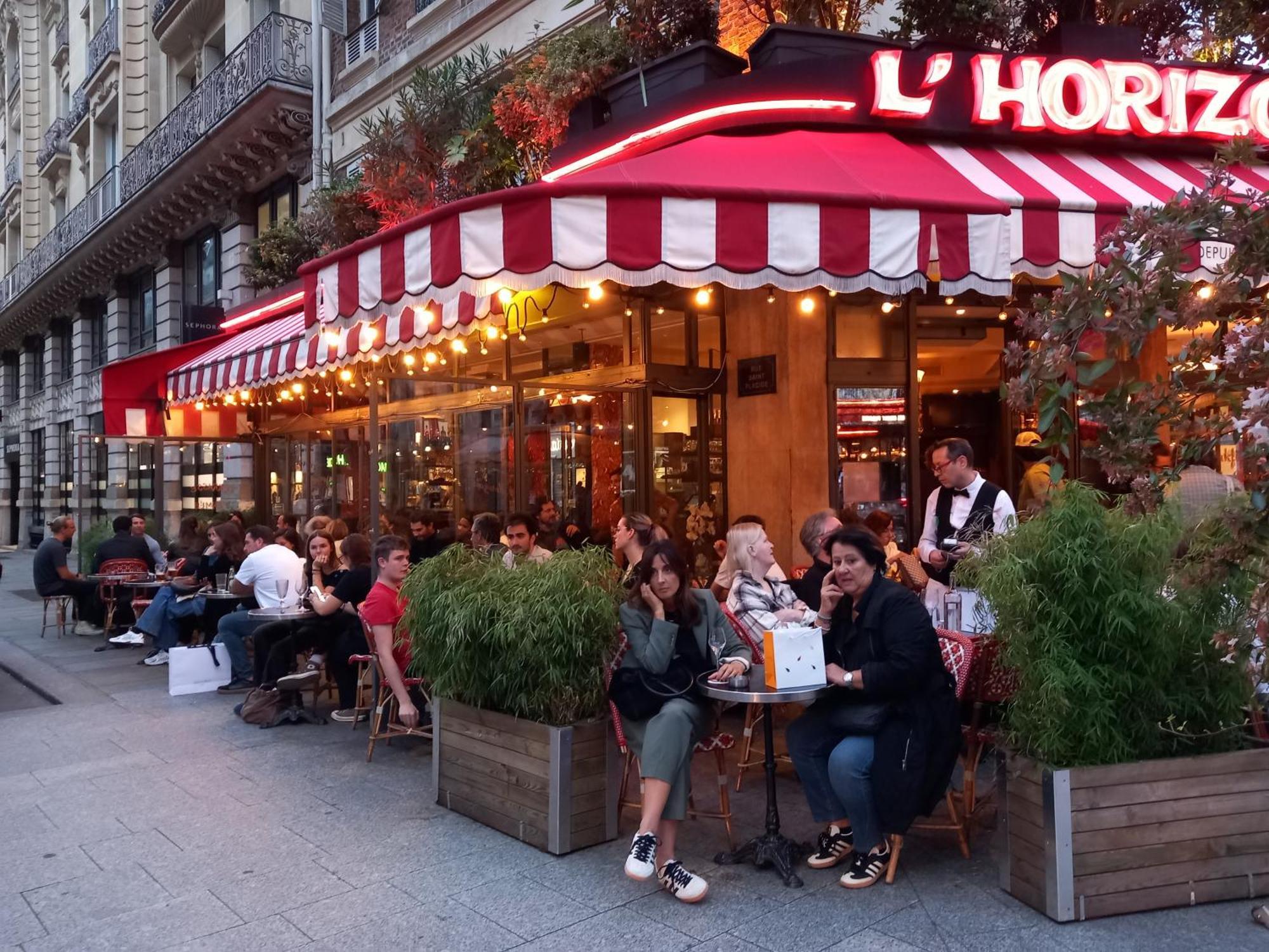 1 Minute Gare Montparnasse , Center, Awsome Place, Close To Eiffel Tour And Louvre Meusm , Front Metro *