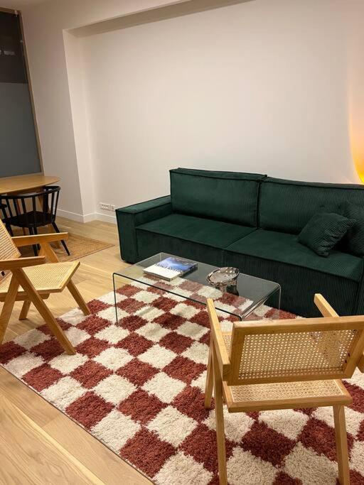 Modern Parisian Flat In Montparnasse Area