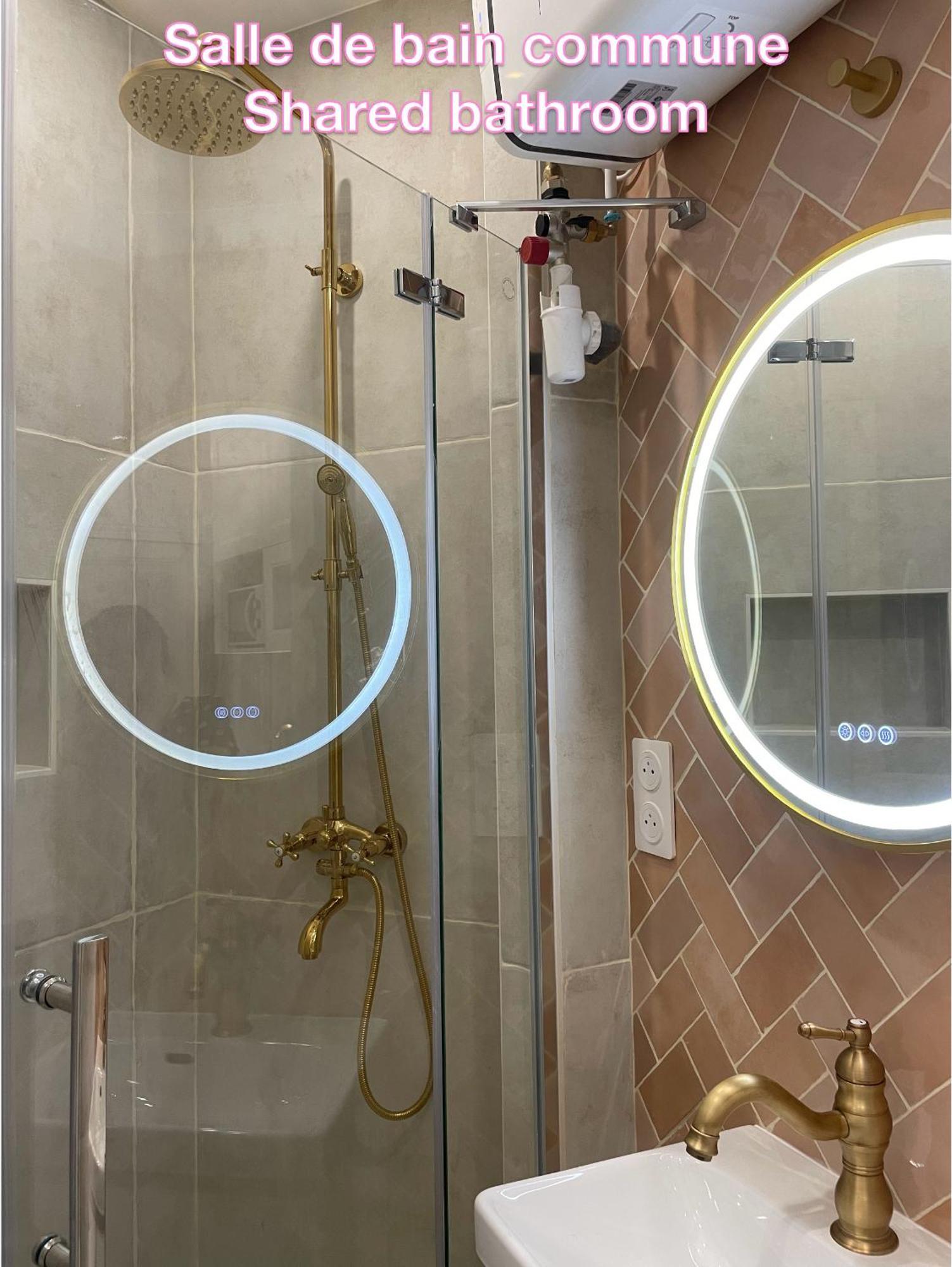 Alloggio in famiglia Privee, Sdb Partage, Arc De Triomphe, Metro 1, T3b, Rer C E A *