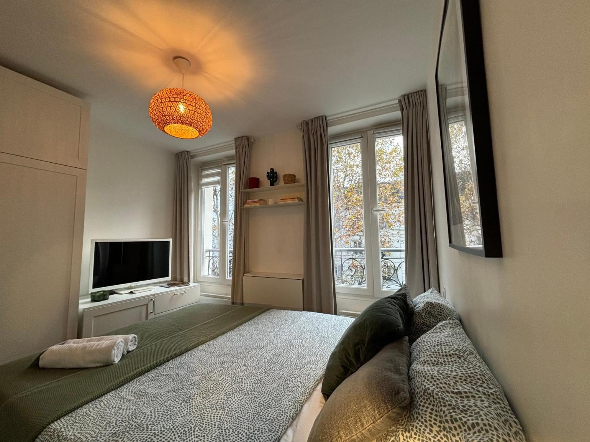 Clichy Getaway - C70 Paris