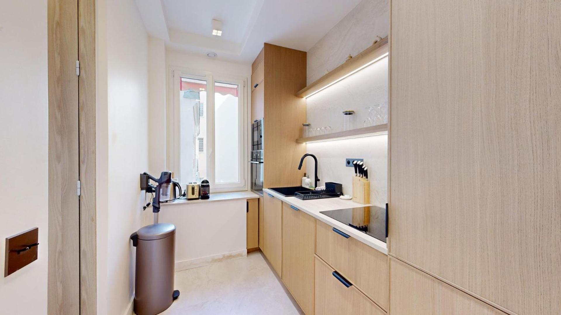 358 Madeleine - Superbe A Apartment *