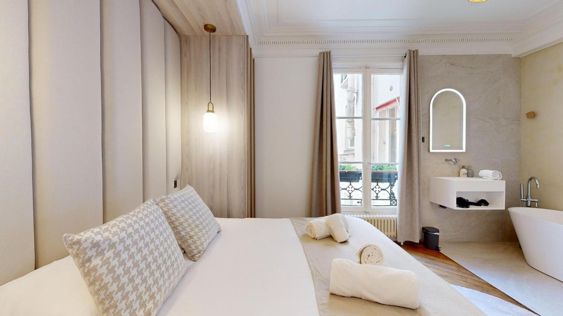 358 Madeleine - Superbe A Apartment *
