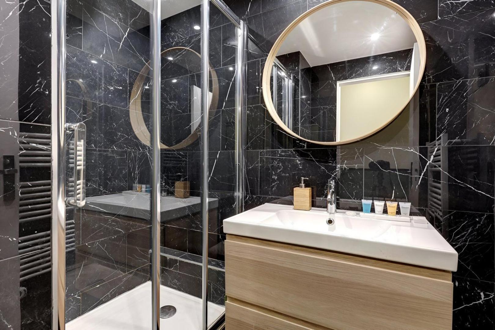 370 Anthony - Superbe A Apartment