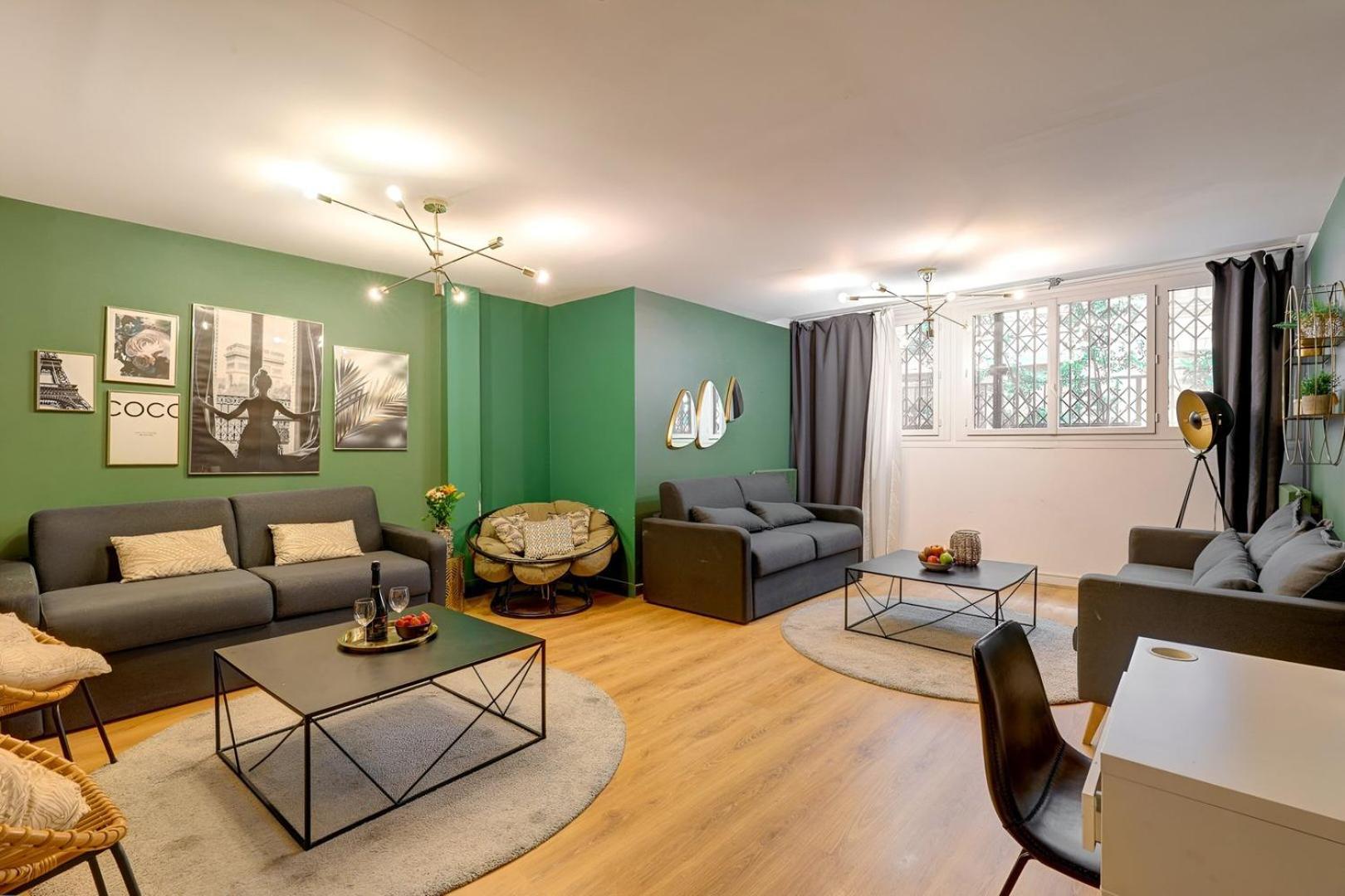 370 Anthony - Superbe A Paris