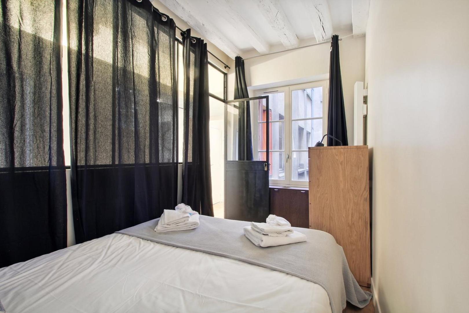 256 Rosiers - Superb In Paris. * Parigi