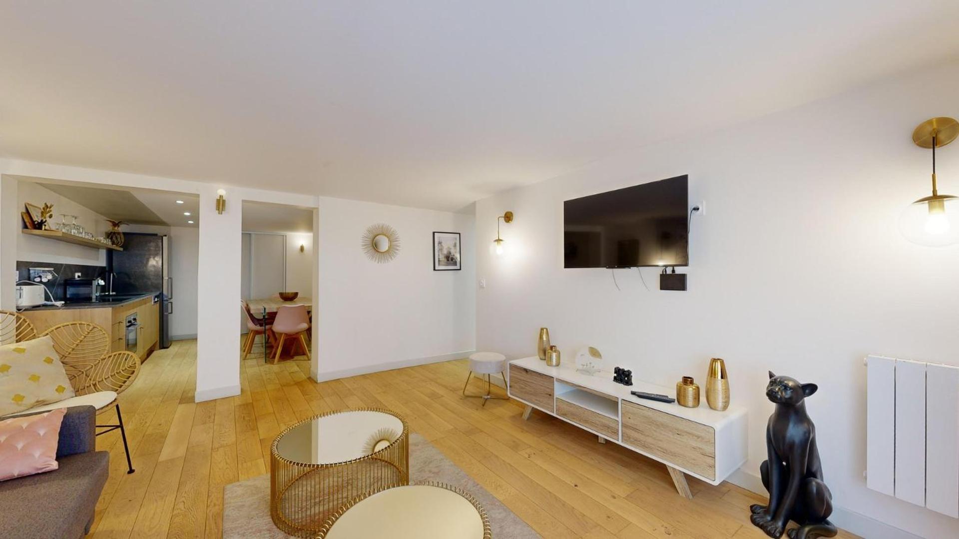 230 Mayfair - Superb In *