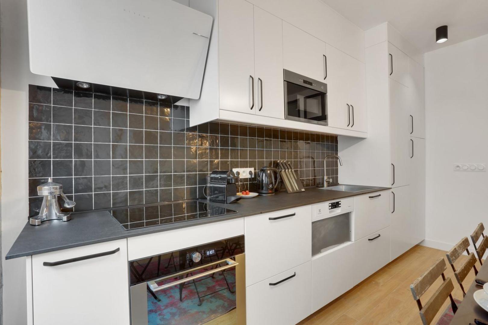 245 Mercedes - Superb In Apartment Paris