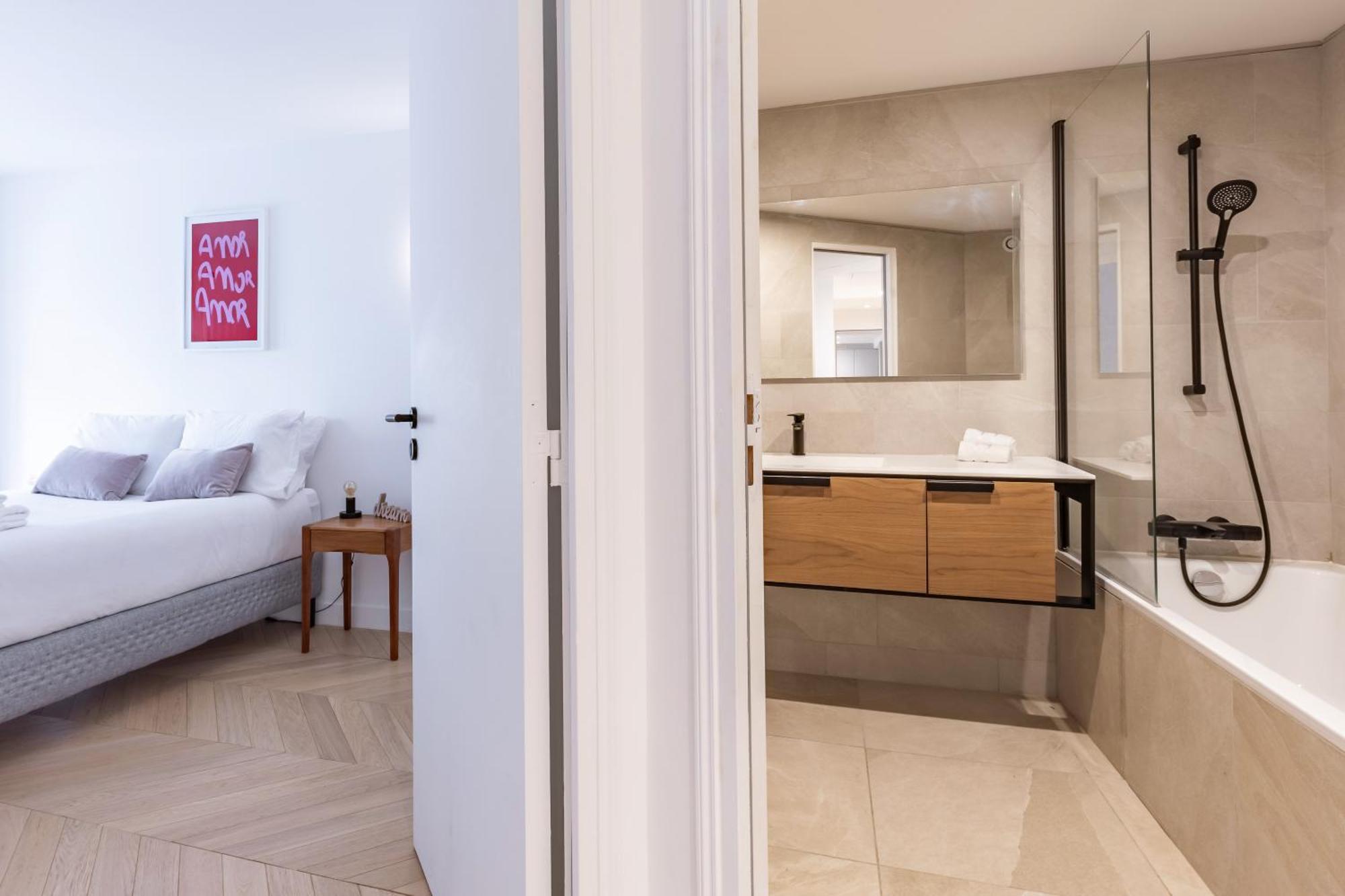 Appartamento Brand New 3 Bedrooms Facing Madeleine/st Honore Parigi