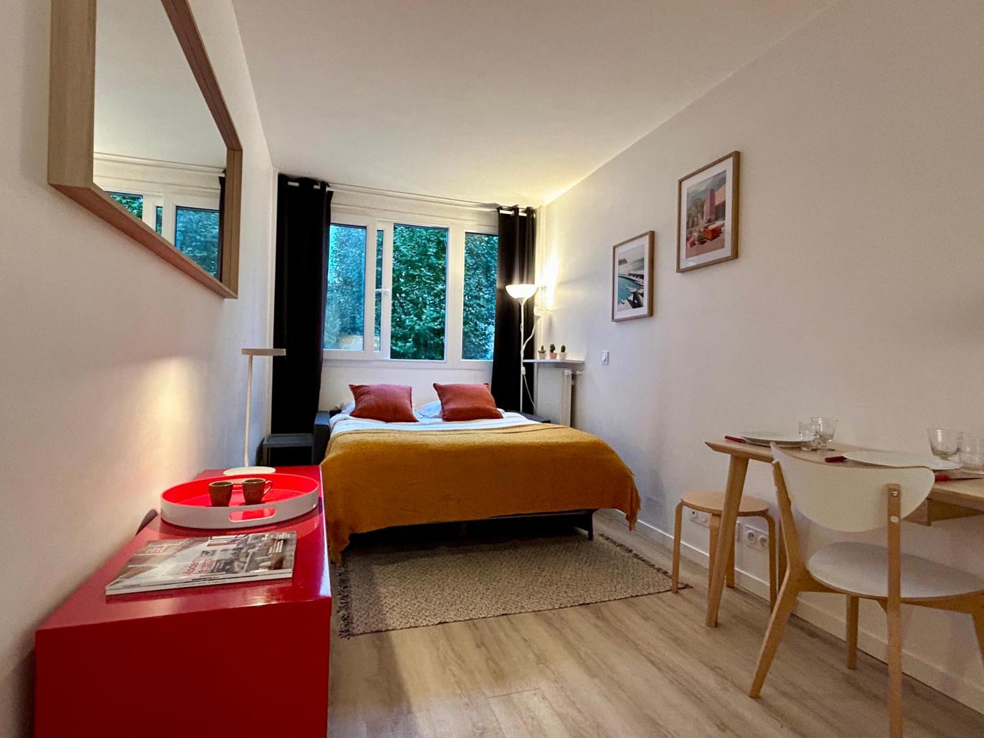 Fully Equipped Near Metro *