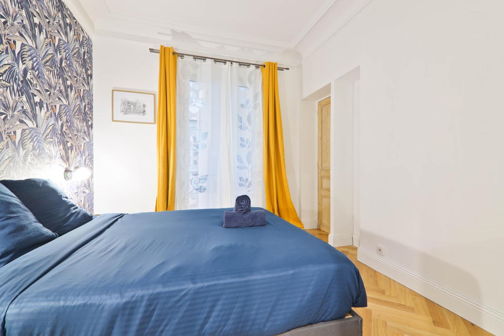 Apartment Arc De Triomphe Free Netflix
