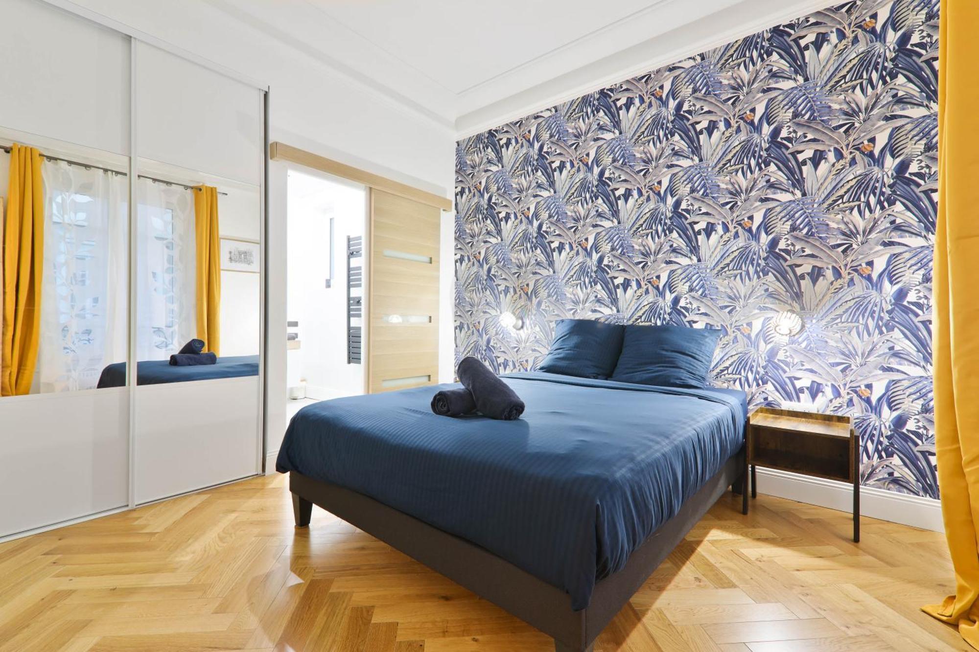 Apartment Arc De Triomphe Free Netflix
