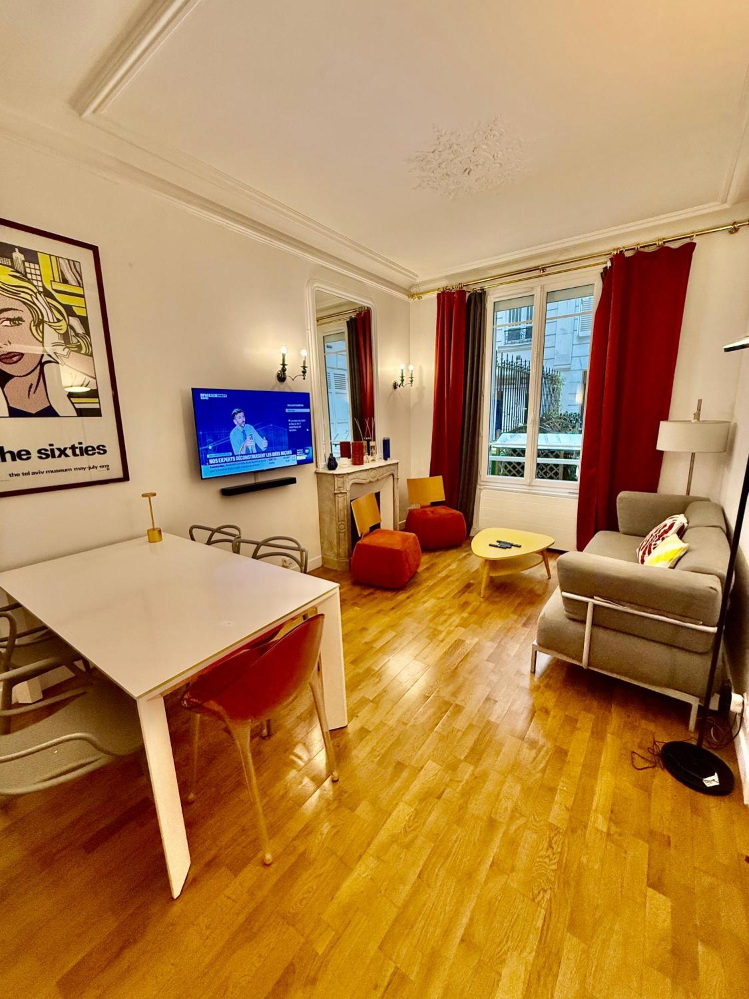 Appartamento 2 Bedroom With Spacious Terrace Minutes From Champs Elysees Parigi