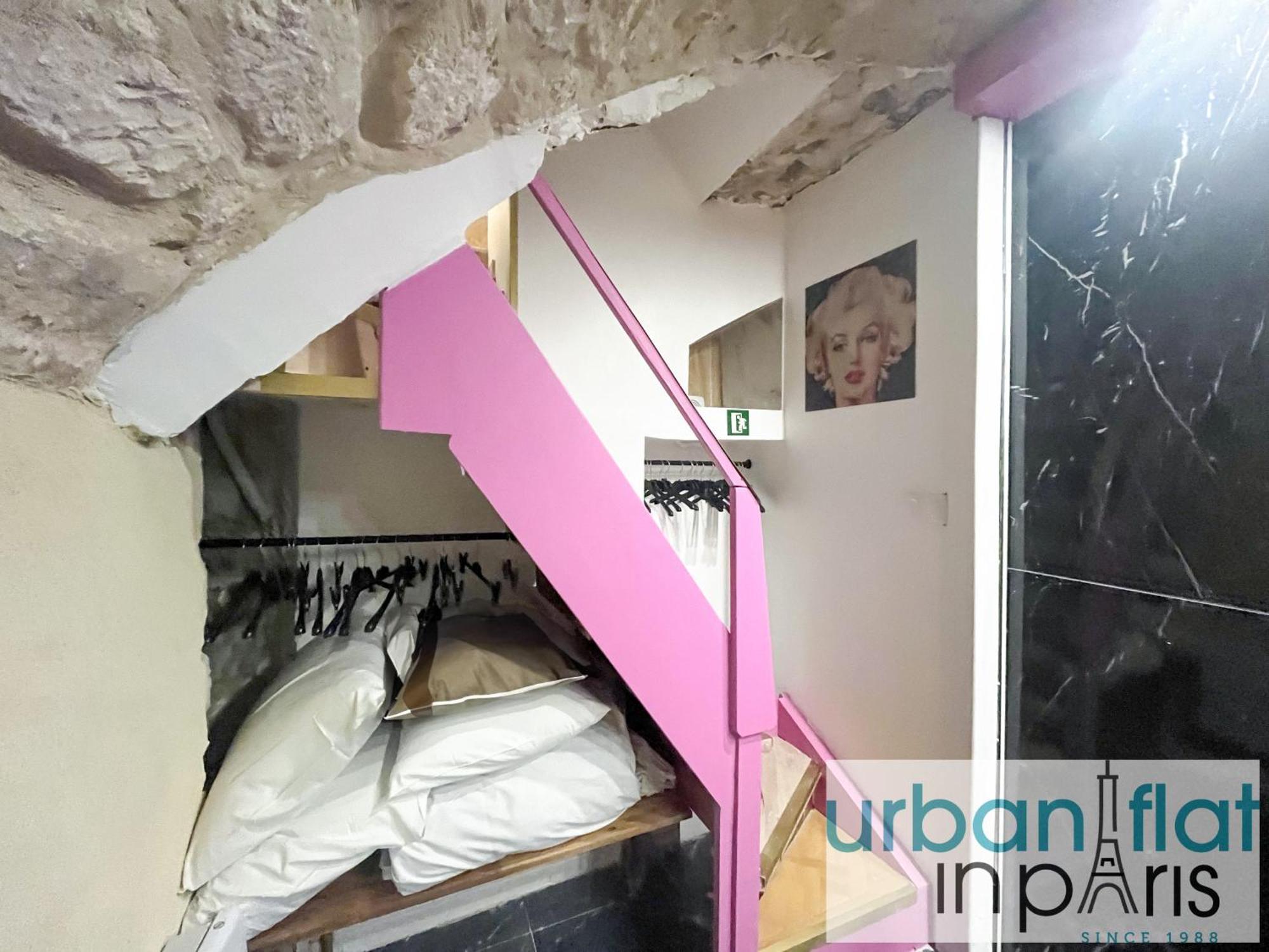 Urban Flat 193 - Barbie In * Parigi
