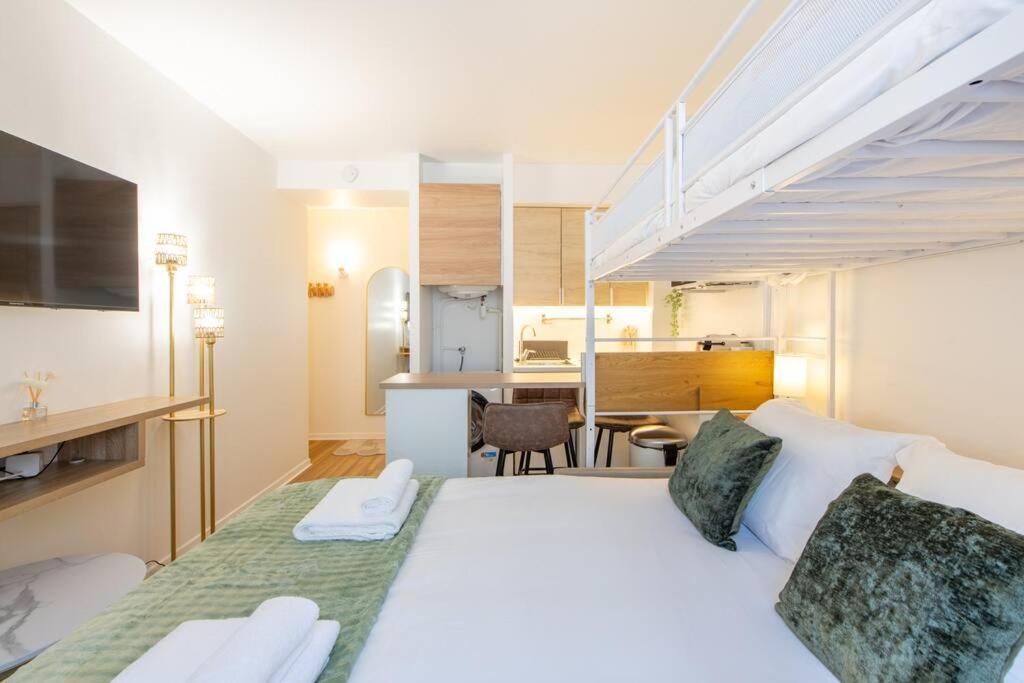 Amazing Stylish Studio, Well Located Near Metro, Bastille Neighborhood Parigi